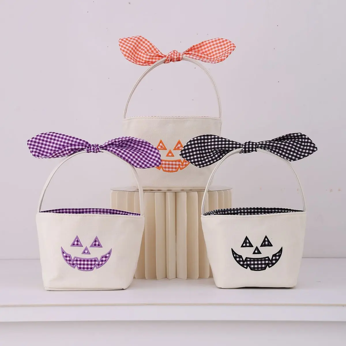 Halloween Pumpkin Face Canvas Candy Bucket, Durable Reusable Trick or Treat Tote with Gingham Bow Handle, Multi-Use Fabric Pail for Kids, Ideal for Halloween Party Favors, Trick or Treating, Snack Storage, Home Decor & Halloween Gift for Toddlers, Boys &