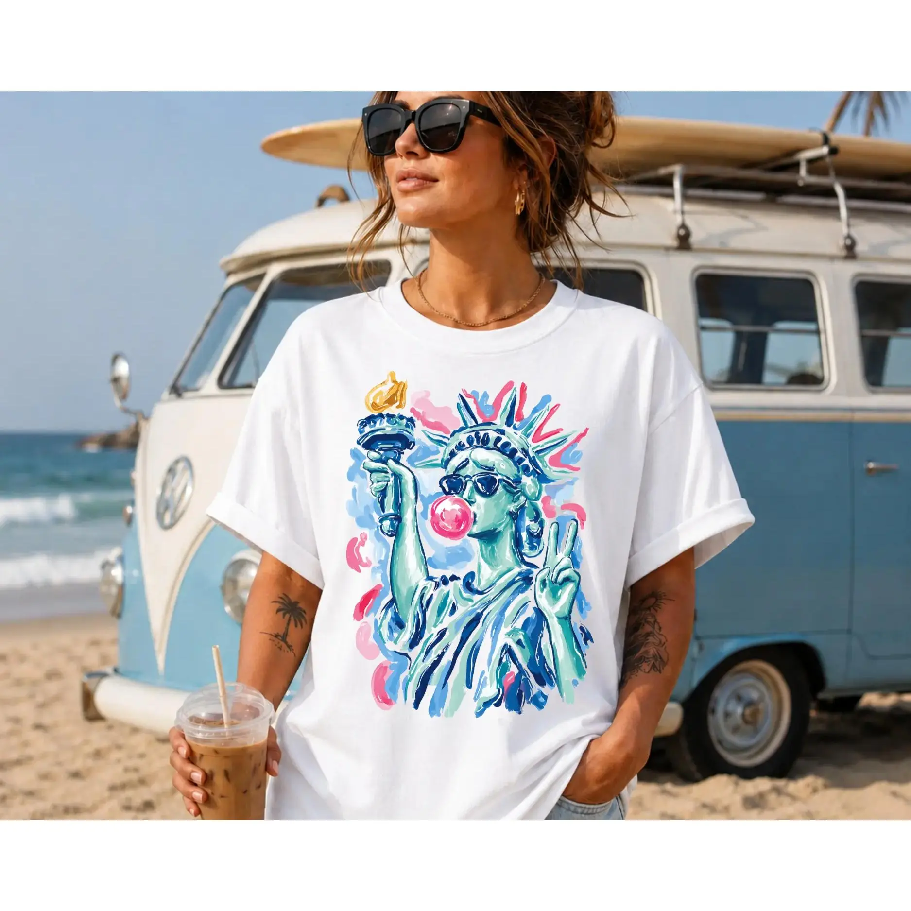 Unisex Short-Sleeve Loose Casual Round Neck Graphic T-Shirt - Statue of Liberty Blowing Bubble Print, USA Flag 4th of July Themed Wear, Women's Streetwear Sports Top for Outdoor Activities, Shortsleeve, Tshirt, Loose-Fit, Lightweight, Graphic Print, Crew,