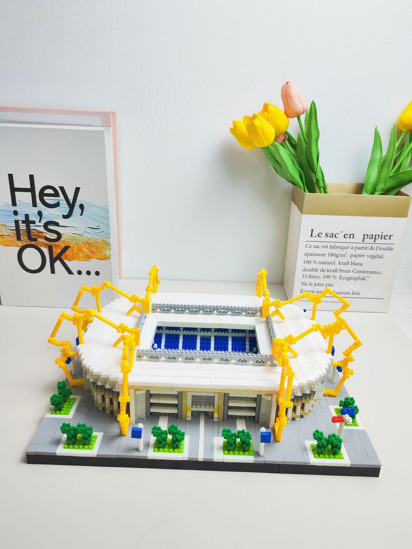 Popular football building blocks, freely assembled educational toys, micro-particle ornaments, export building blocks