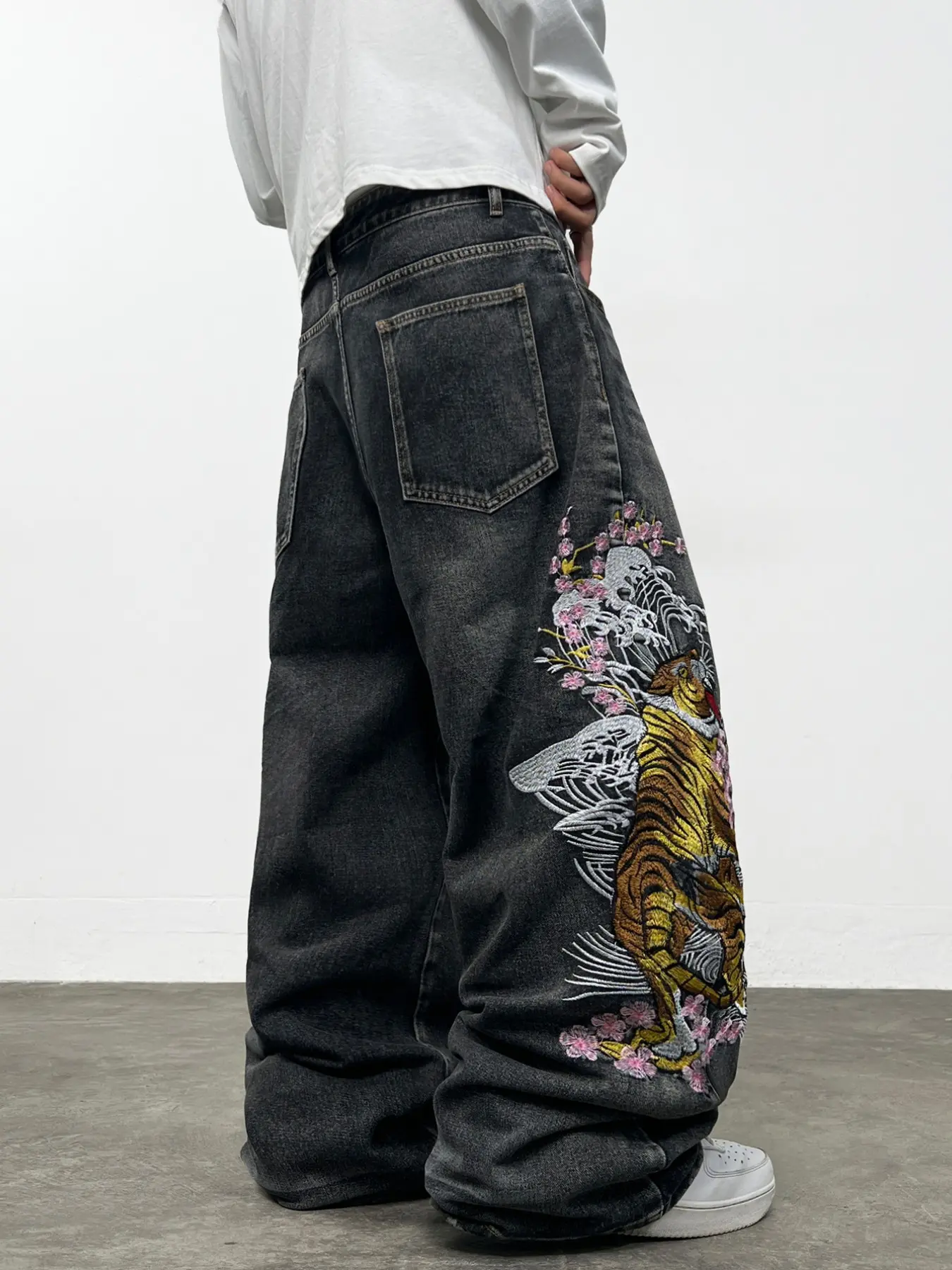 Men's Embroidered Loose Jeans, Streetwear Hip-Hop Fashion, Tiger Patch Wide-Leg Pants, Washed Denim, Y2K Style, All Seasons