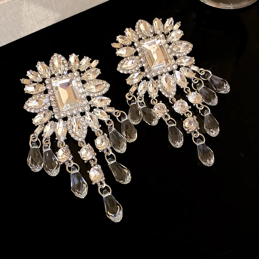 Silver butterfly jewelry set featuring a vintage-style crystal necklace and luxurious rhinestone tassel earrings—exquisite bridal accessories perfect for weddings and parties.