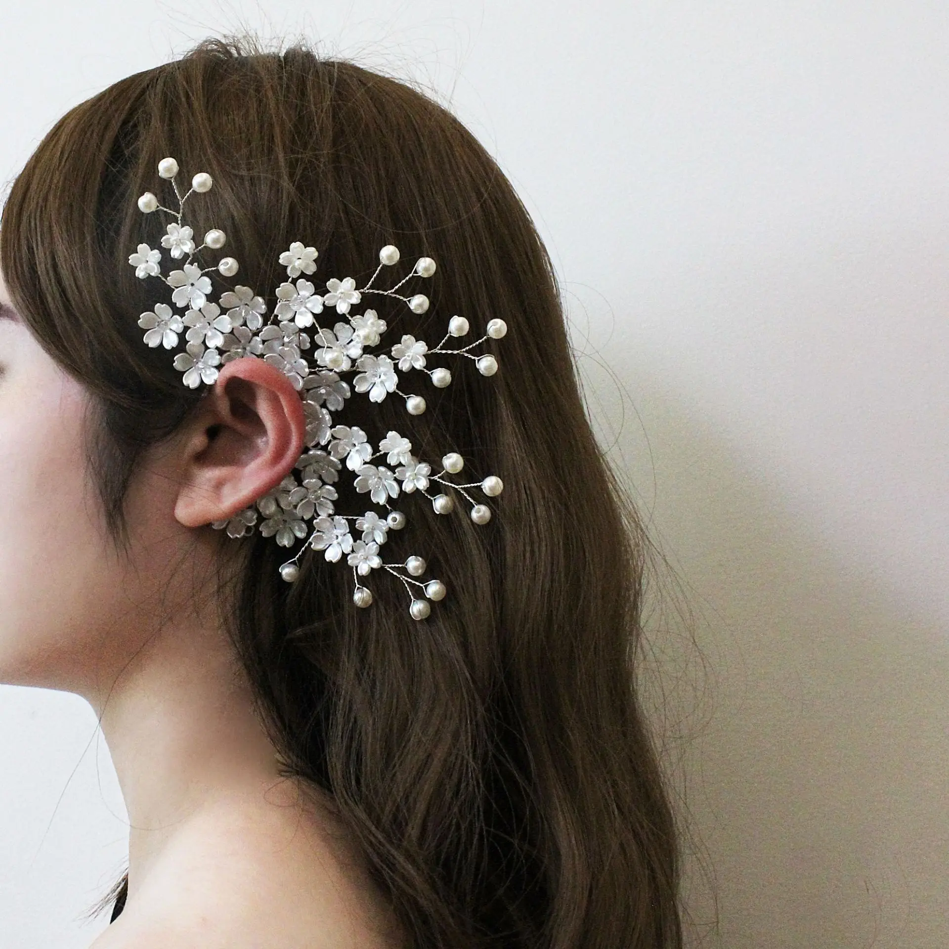 1 Pair Elegant No-Piercing Forest-Style Handmade White Sakura Crystal Flower Motif Elf Ear Cuffs - Acrylic Luxury Faux Pearl Ear Wraps, Europe and America Costume Jewelry for Fae Cosplay, Fairy Wedding Dress (Choking Hazard Small Parts)