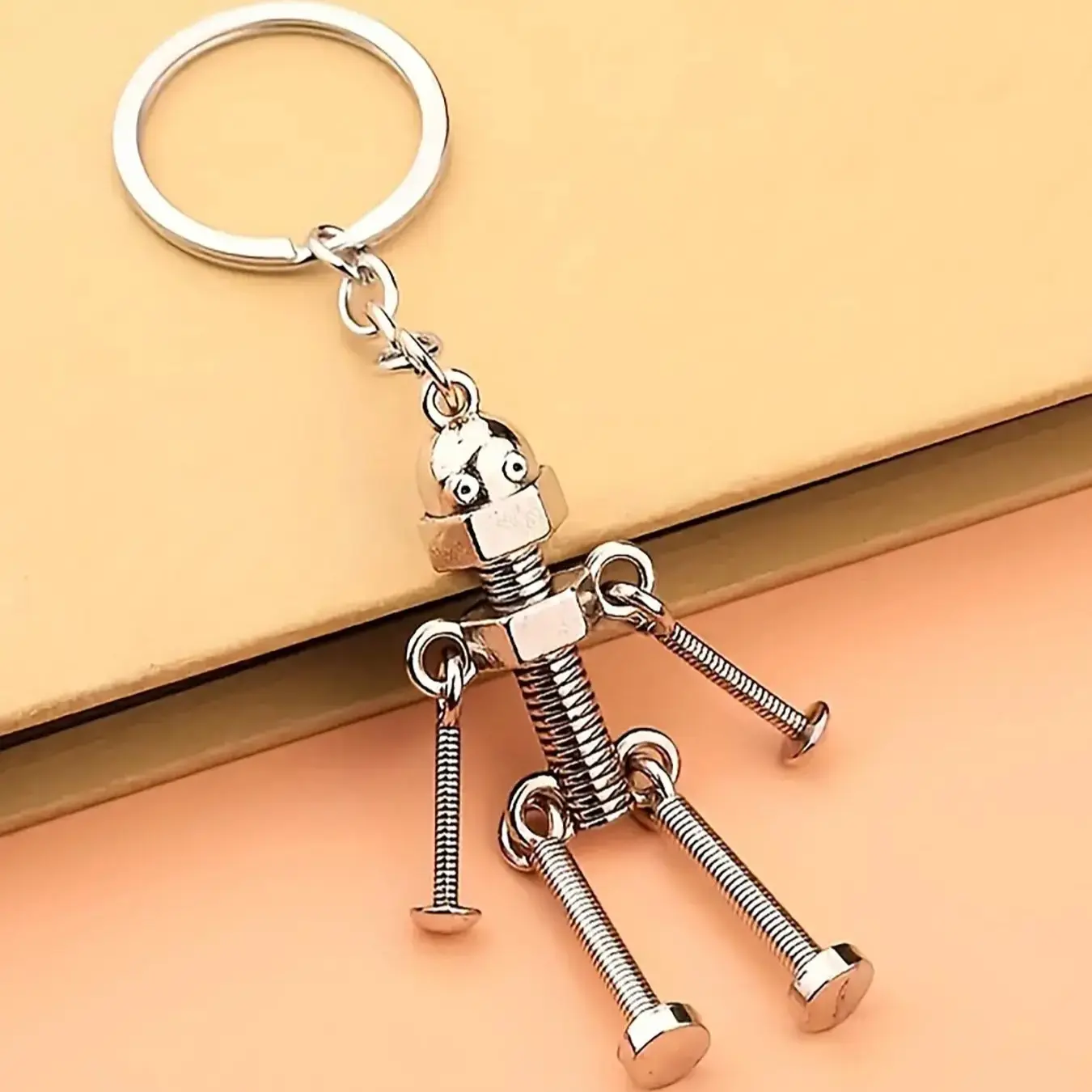 Cute Robot Zinc Alloy Keychain, Creative Screw Design Key Ring, Novelty Fashion Charm for Car Keys & Bags, Ideal Gift for Friends, Unisex Daily Accessory