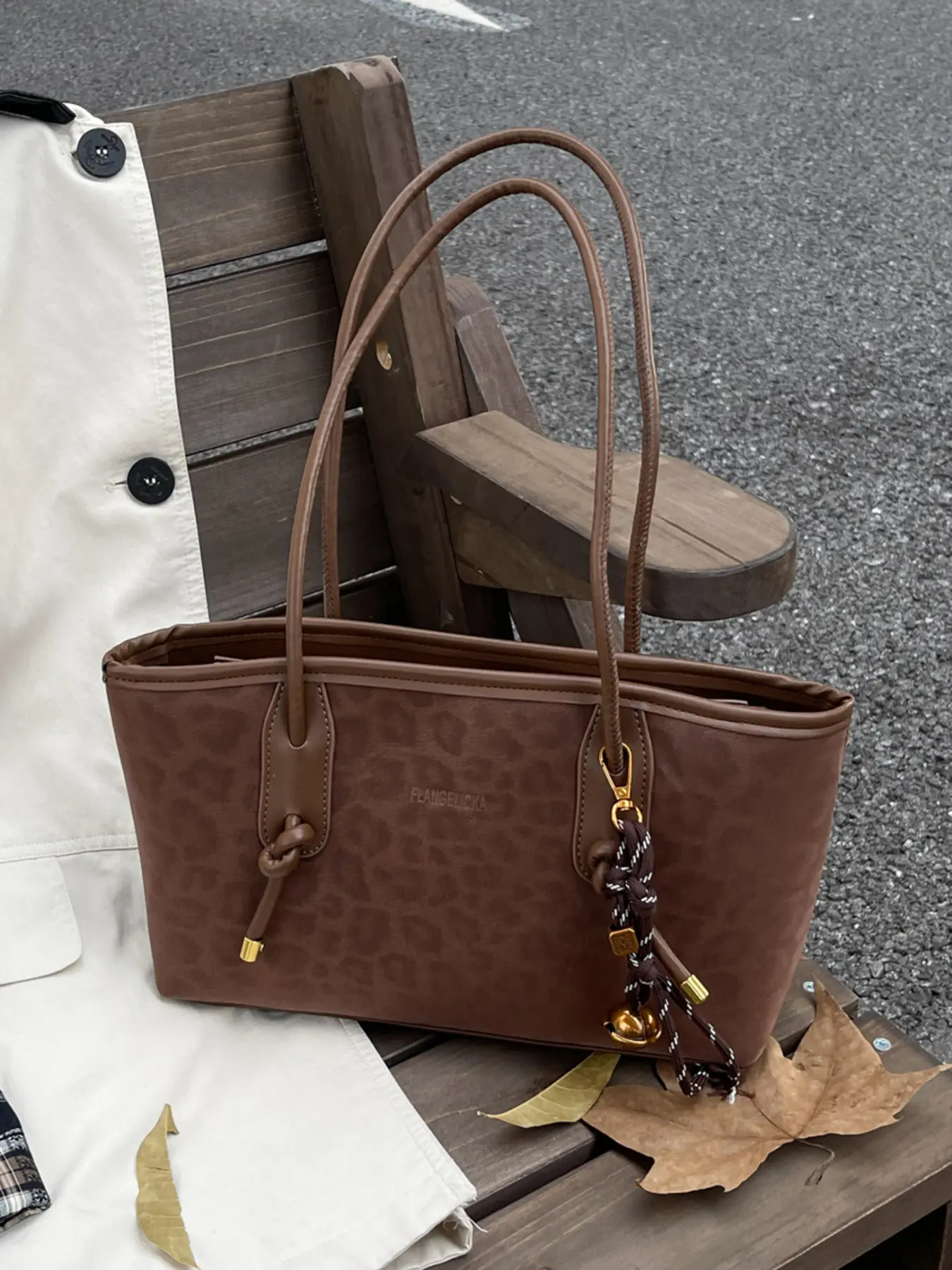 【Black Friday】Fashionable and trendy leopard print tote bag, casual and versatile one-shoulder handbag, textured and stylish one-shoulder commuter bag, paired with exquisite pendants, suitable for dating, shopping and other occasions.