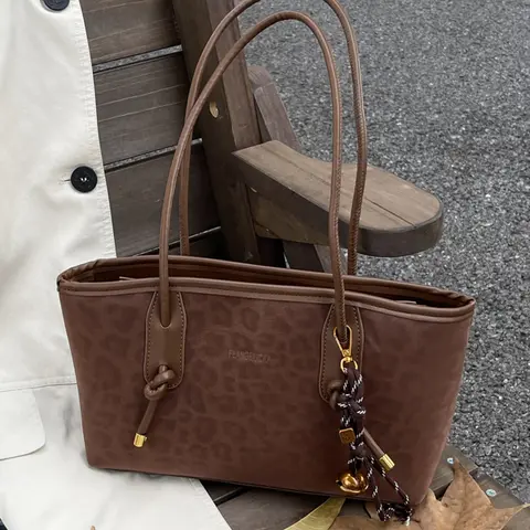 Leopard print tote bag, casual versatile one-shoulder handbag, one-shoulder commuter bag, paired with exquisite pendants, suitable for dating, shopping occasions, Embossed Bag, Handbag Shoulder Purse, Shoulder Bags #GLOBAL PICKS