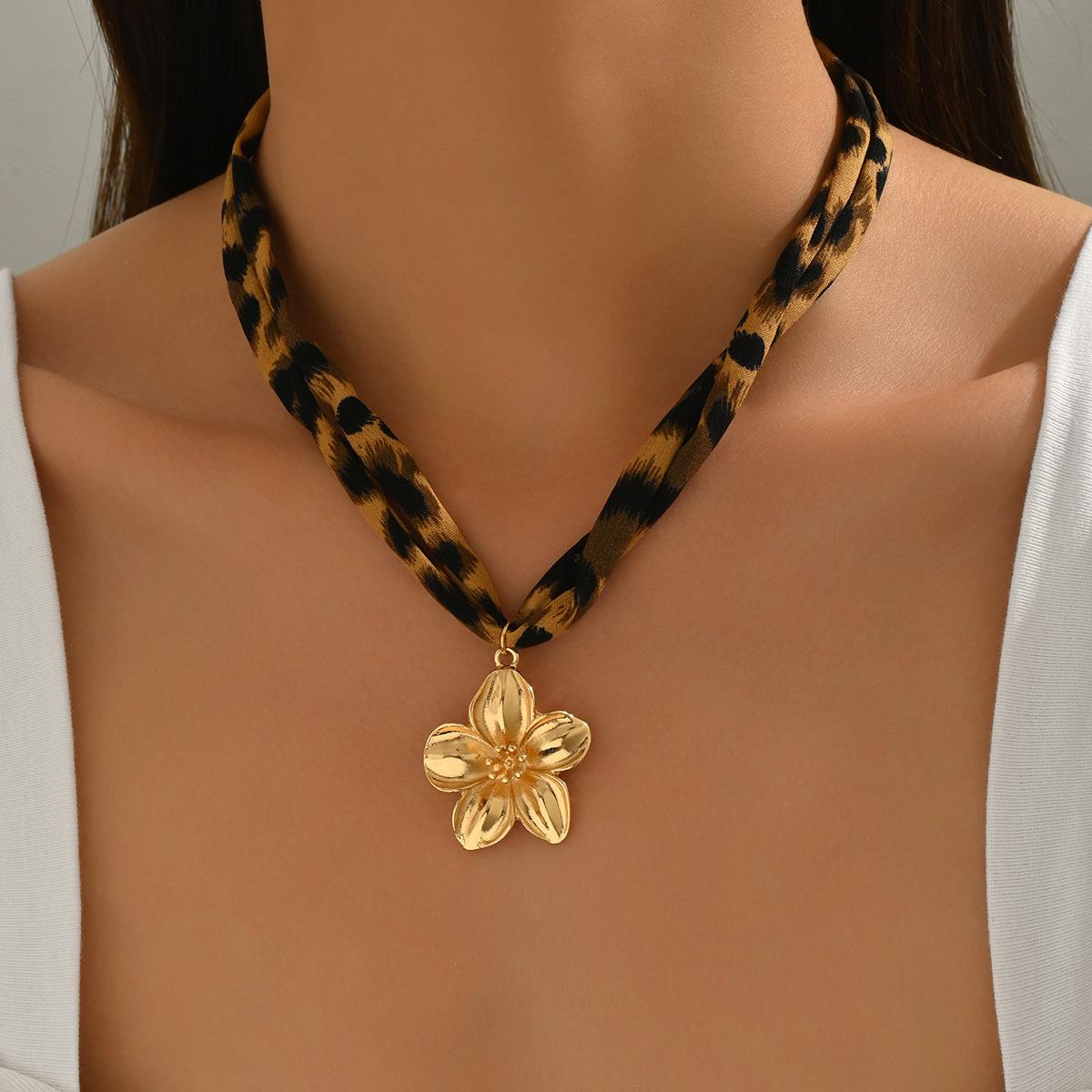 Wholesale cross necklaces for European and American cross-border markets, leopard print, flower, heart pendants, summer ocean shell and starfish collarbone chains