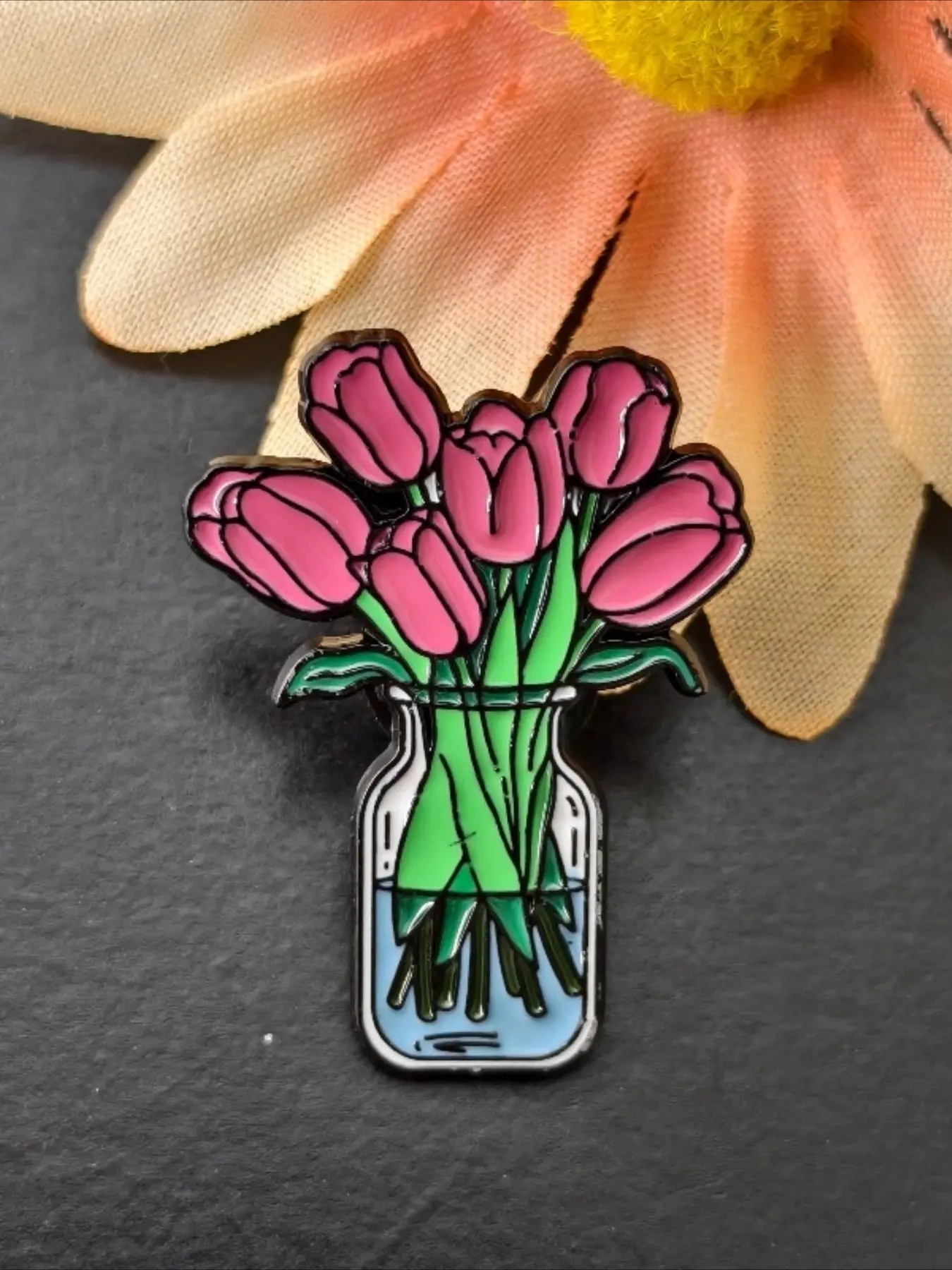Lovely Vase Tulip Floral Enamel Pin Cute Bouquet Floral Brooch Fresh Flower in Bottle Lapel Badge, Perfect Novelty Jewelry Gift for Women and Plant Fans