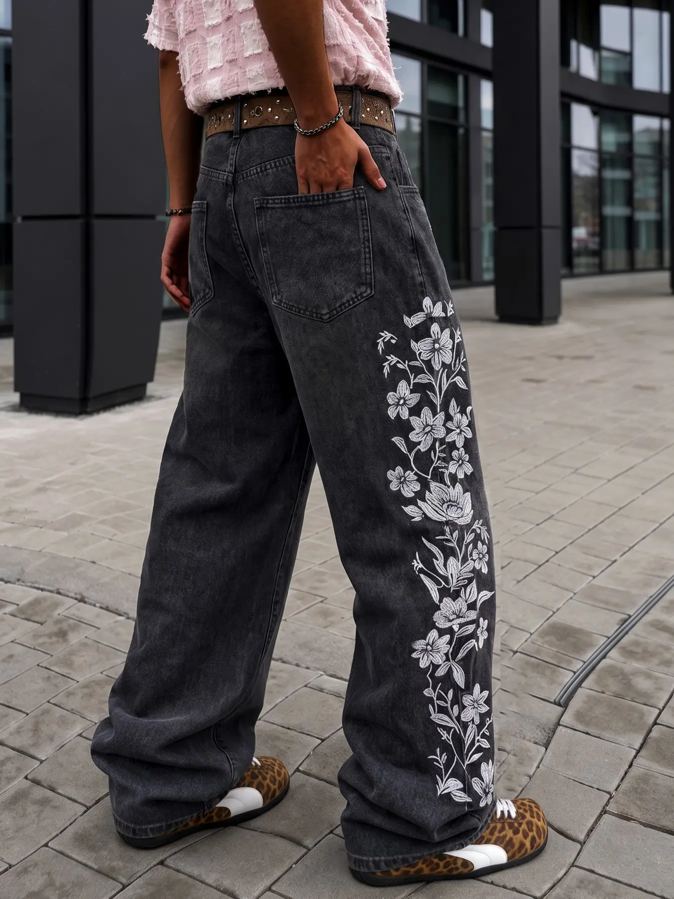 Men's straight-leg jeans, relaxed straight fit decorated with white floral embroidery, American retro street casual trousers, great for street outings, parties and livehouse looks