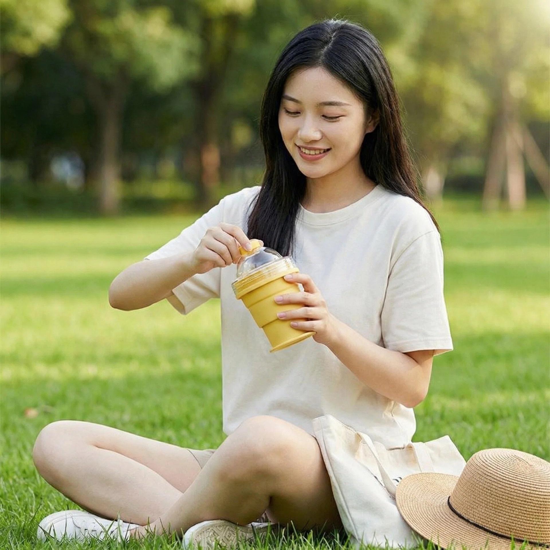 New portable foldable ice ball cup with built-in straw, silicone food-grade ice cup mold, convenient for summer outings