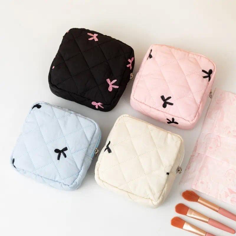 Portable Sanitary Pouch for Women, Cute Minimalist Pad Holder with Bow & Checkered Pattern, Multi-Compartment Organizer for Cosmetics Lipsticks, Travel-Friendly Versatile Makeup Bag, Available in Multiple Colors Portable Sanitary Pouch for Women, Cute Minimalist Pad Holder with Bow & Checkered Pattern, Multi-Compartment Organizer for Cosmetics Lipsticks, Travel-Friendly Versatile Makeup Bag, Available in Multiple Colors