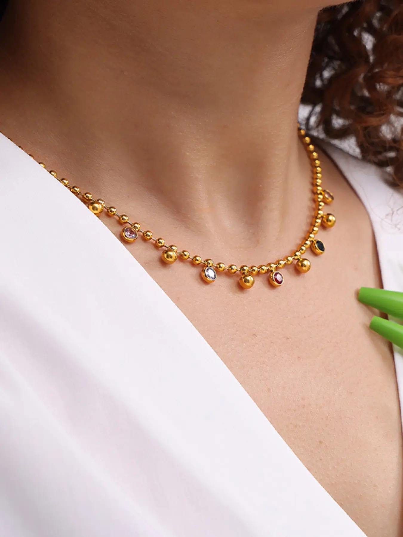 A colorful glass rhinestone necklace with a titanium steel plated gold bead chain, featuring a dynamic and retro style with a light and shiny texture, suitable for daily commuting, afternoon tea, travel and other scenes