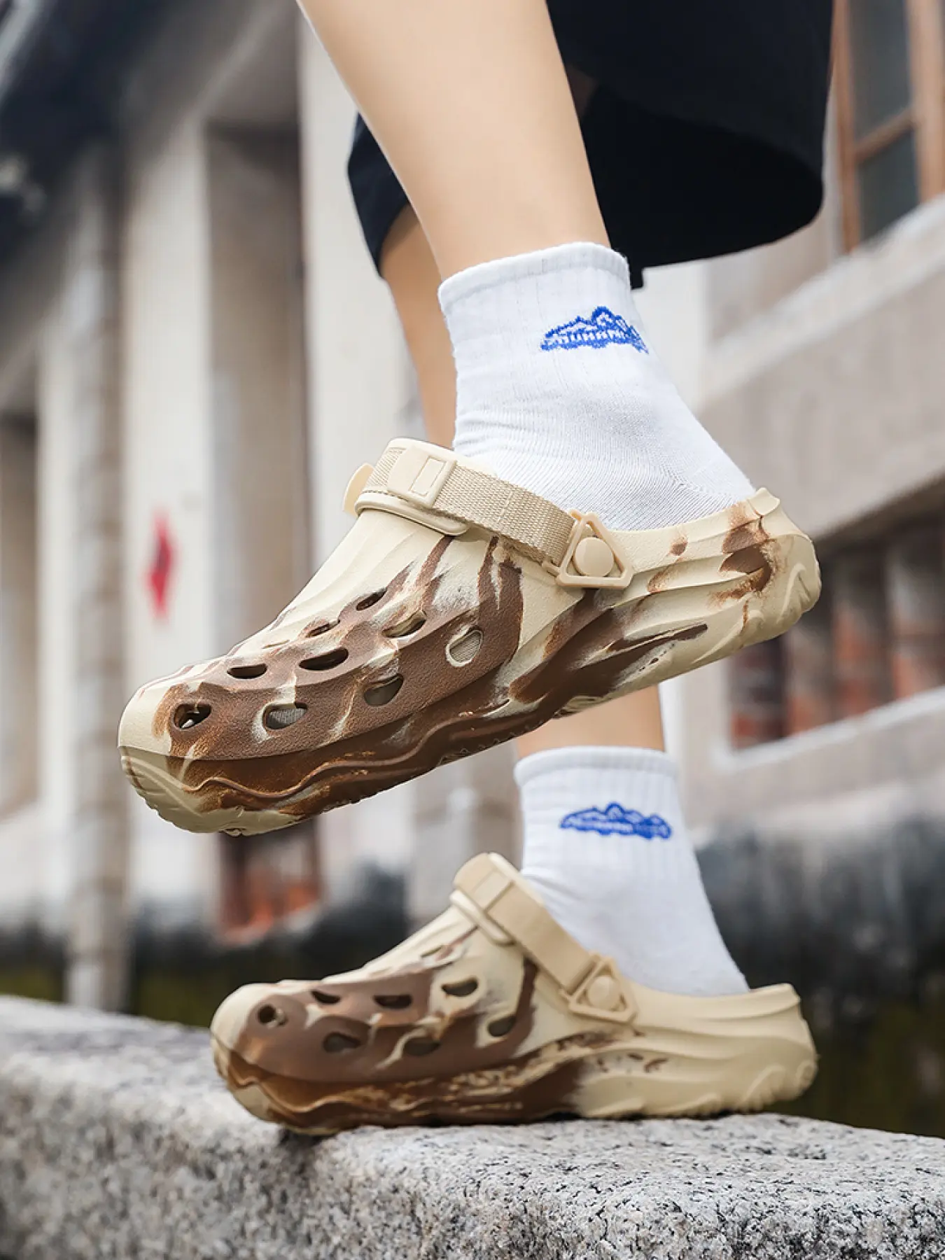 1 Pair of Unisex Camouflage Clog Sandals: Lightweight EVA Material, Breathable Hollow Design, Anti-Slip Wear-Resistant Thick Sole, Summer Outdoor Slippers