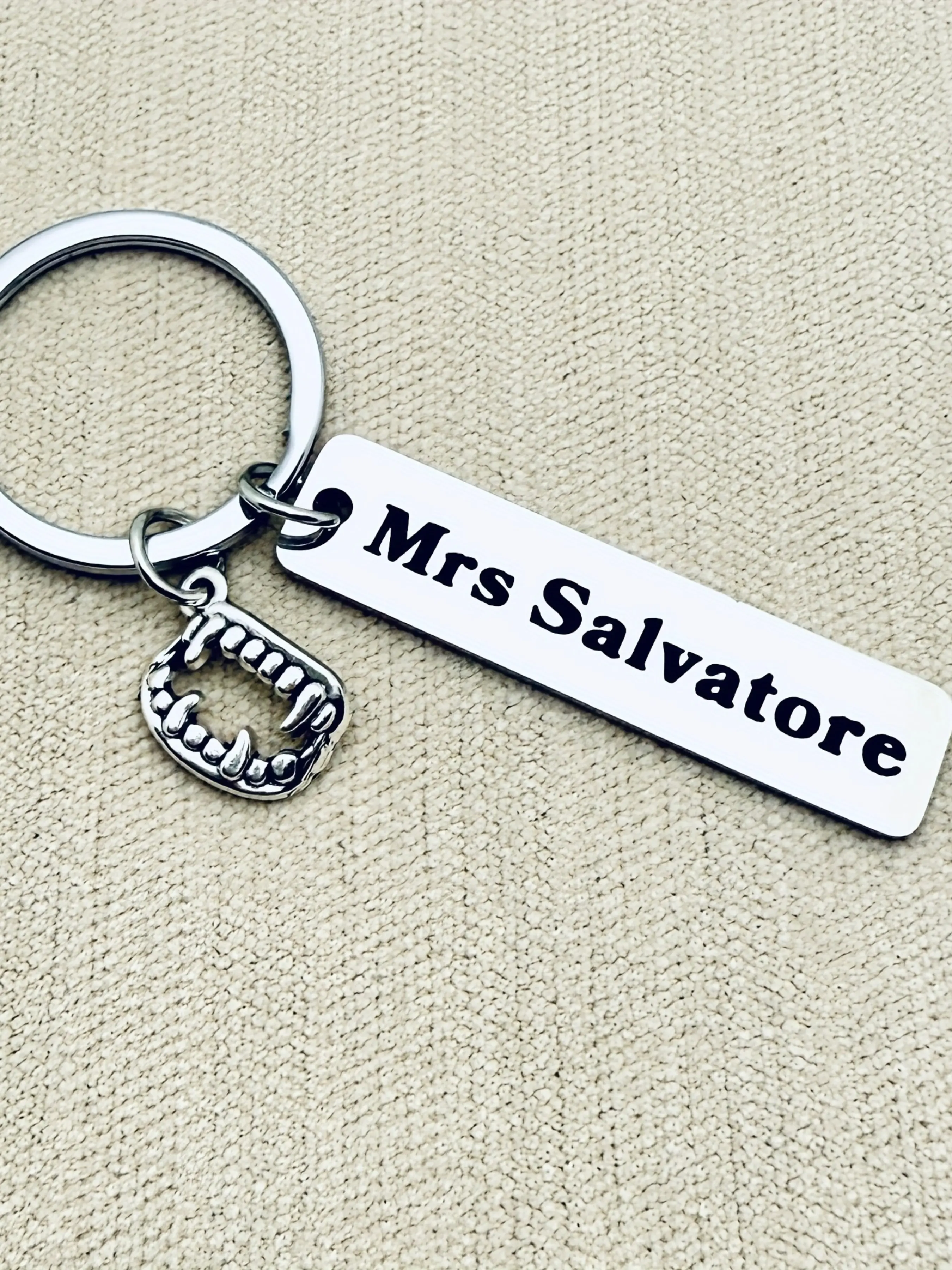 1Pc, Fashion Gothic Stainless Steel Vampire Tooth Keychain Charms, Engraved 'salvatore Lady', Charming Gift, Ideal Halloween Present