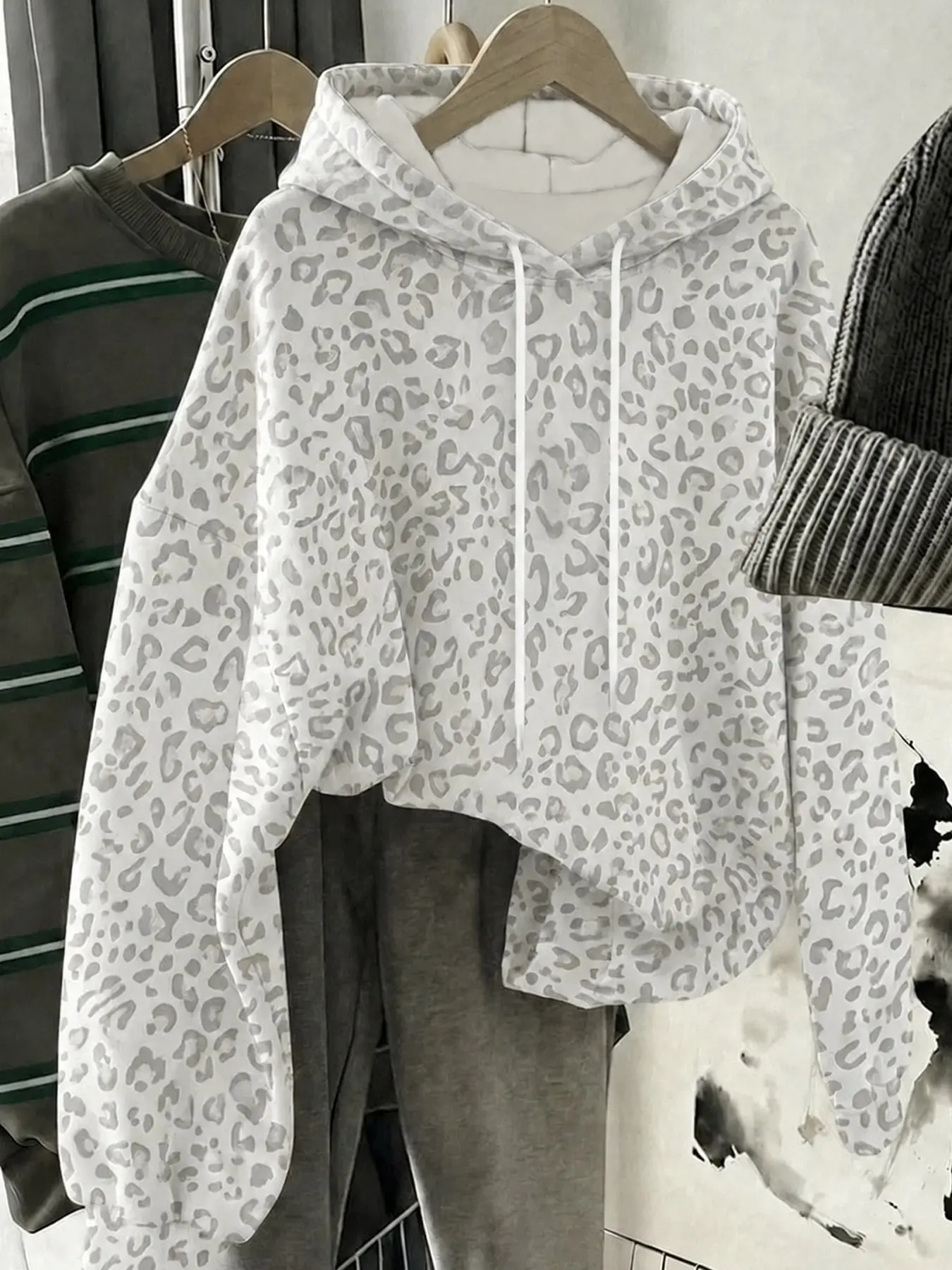 Vintage Leopard Print Long Sleeve Sweatshirt, Loose Fit Crew Neck, Casual Fall Winter Wear, Perfect for Daily Outing, Parties, Weddings