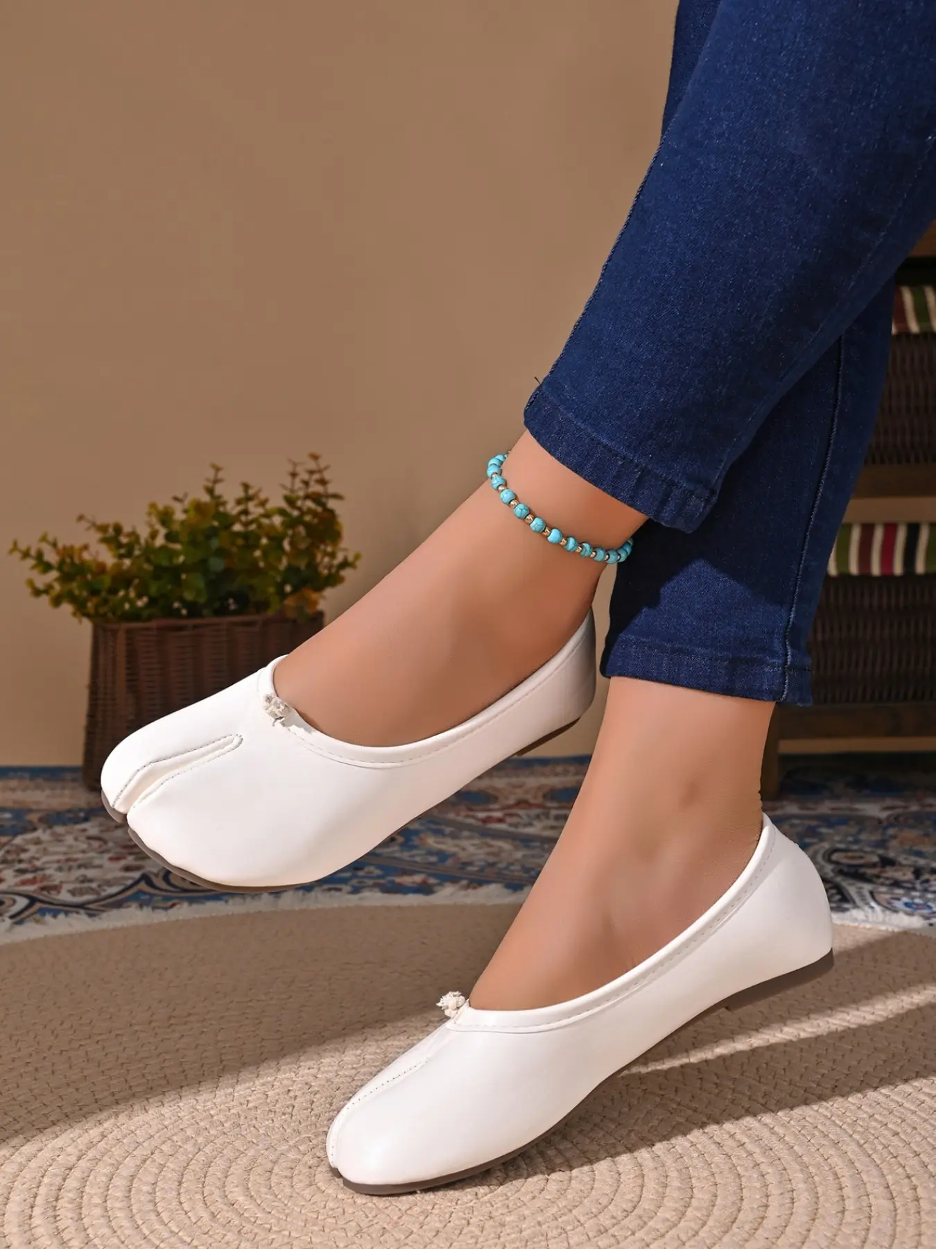 New Women's Split-Toe PU Flat Shoes, Low Top Flats, Japanese Tabi Style Lazy Fall Casual Shoes, Versatile Commuter Leisure Footwear for All Seasons