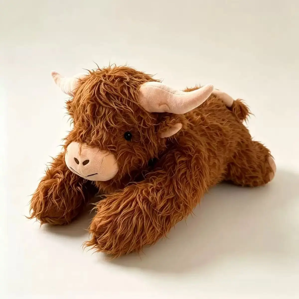 60cm Plush Highland Cow Shoulder Companion, Soft Fluffy Filled Animal, Cozy Travel Doll Decor, Ideal for Airport, Bedroom, Sofa, Relaxing Gift