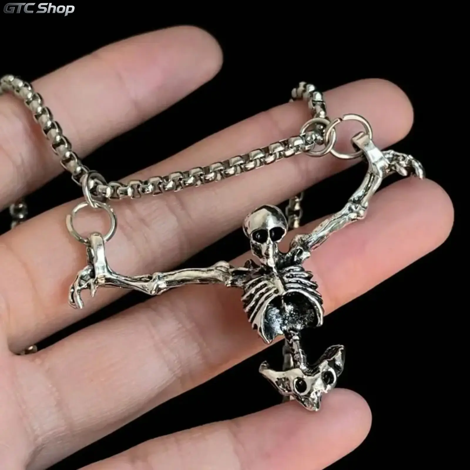 Gothic Pendant Necklace with Vintage Skull Motif, Punk Style Sweater Chain, Bold Statement Accessory for Trendy Outfits & Halloween