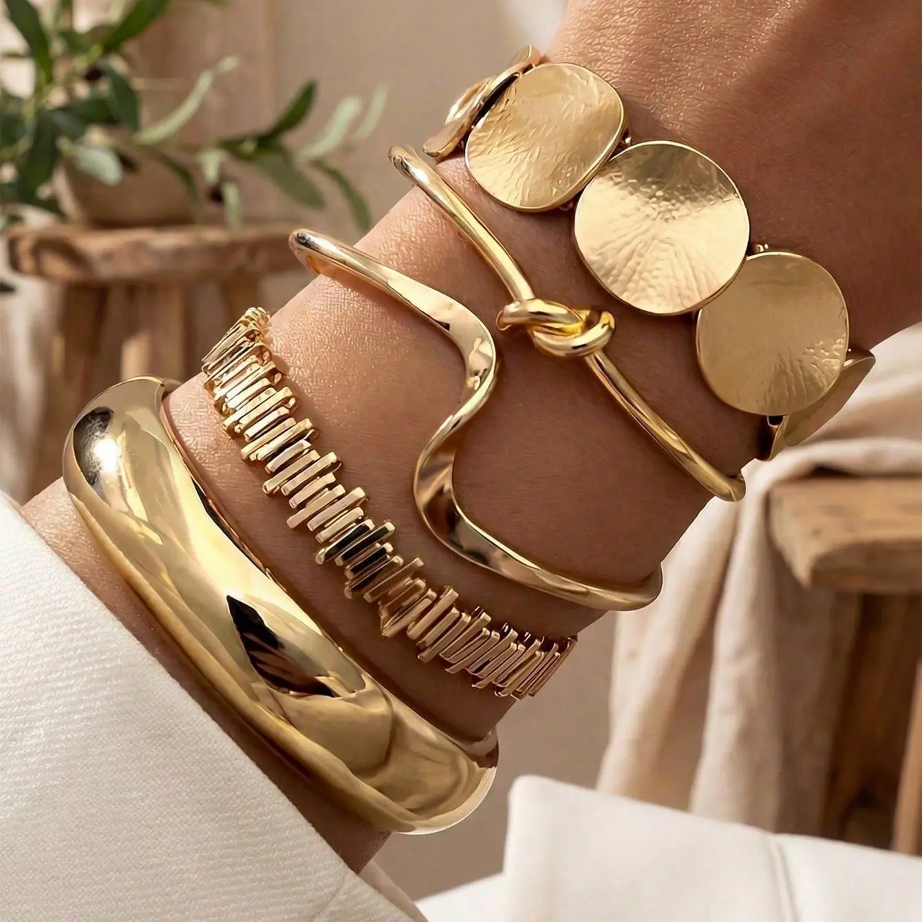5pcs Vintage Exaggerated Luxury Wide Gold Metal Geometric Bangle Set - Luxury Look Multiple Sets Bangle Jewelry for Bachelorette Gift Bags, Everyday Wear & Gifting (Highland Sohochic, Heart-Shaped Bouquet Complement)
