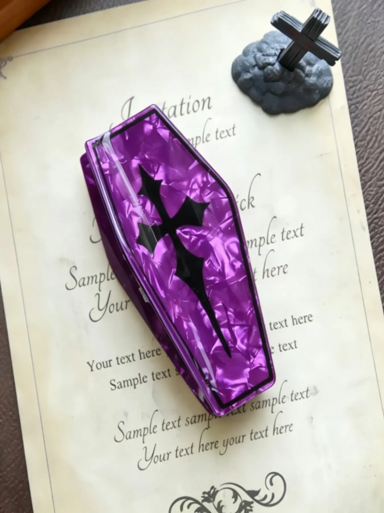 Gothic Cross Coffin Hair Claw Clip, Acrylic Non-Slip Shark Clip for Thick/thin Hair, Halloween Aesthetic Hair Accessory for Women, Fashion Hair Accessories
