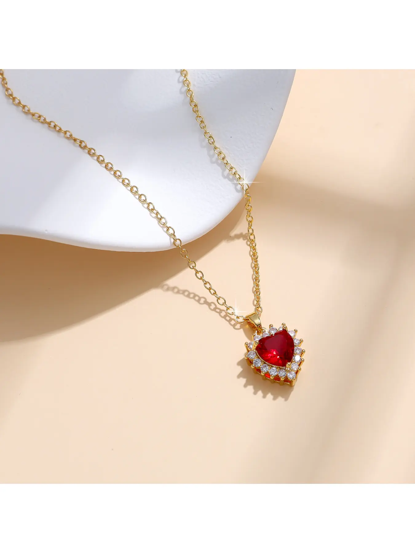 Heart-shaped vintage ruby pendant necklace for women, fashionable and versatile, with micro-inlaid zirconia clavicle chain