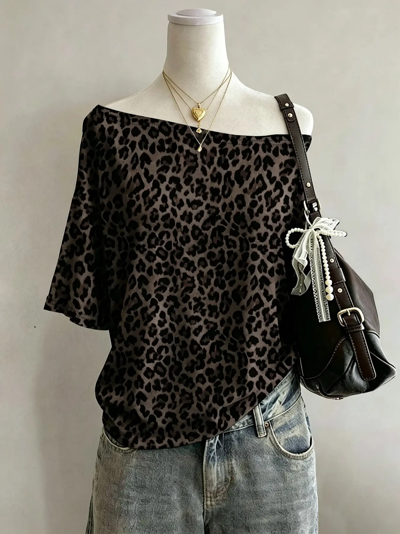Women's Leopard Print Off-Shoulder T-Shirt, Vintage Cheetah Neck Boat Neck Short Sleeve, Y2K Street Style, Loose Fit Summer Top
