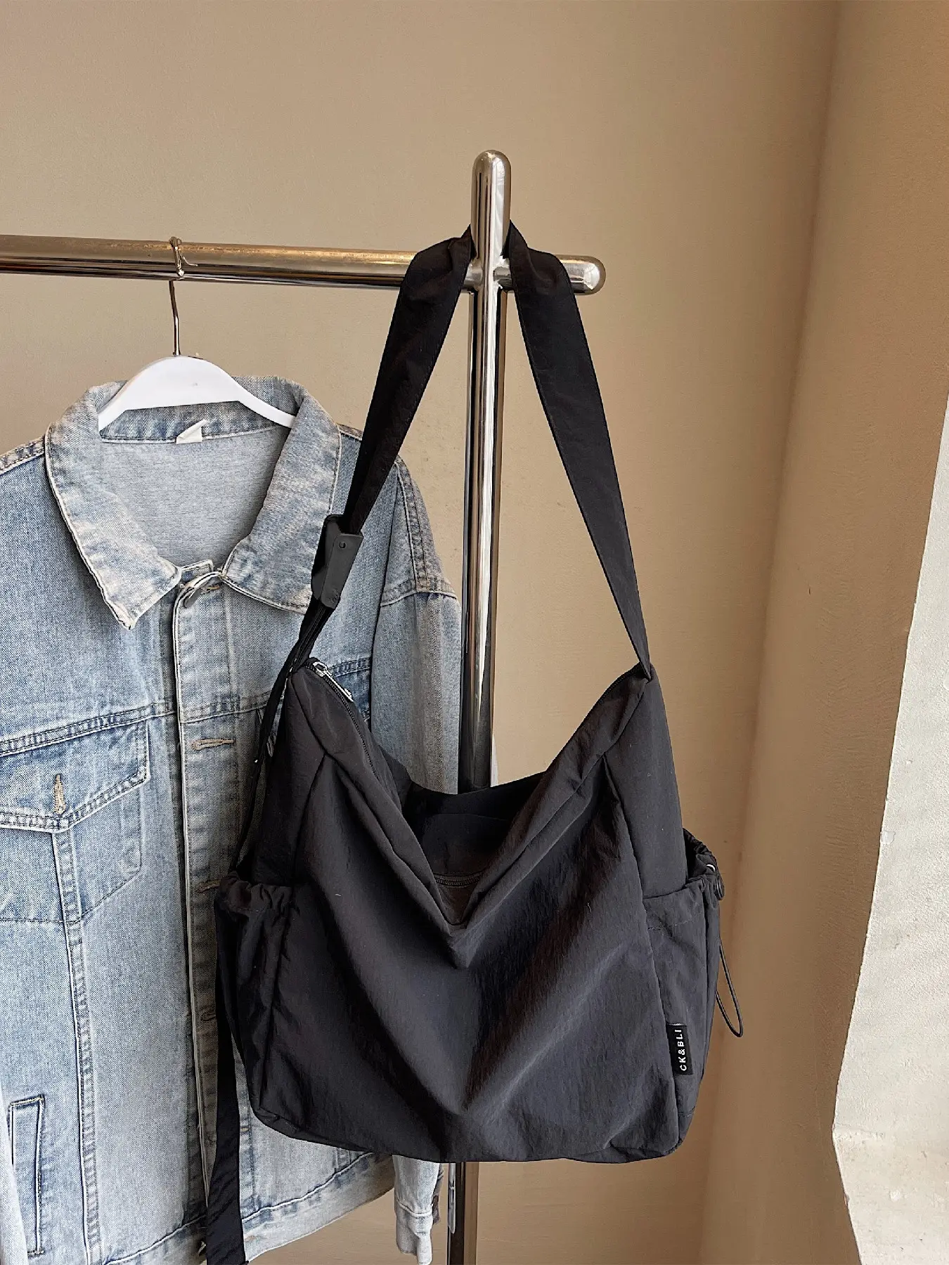 Simple and versatile large capacity multi pocket pleated drawstring design tote bag can be worn on one shoulder or diagonally, suitable for work and daily use