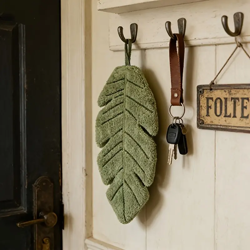 A hand towel with a leaf pattern, cute, thick and Absorbent with a simple creative design, made of soft coral fleece, perfect for absorbing water in the kitchen and bathroom. At the same time, it's also a great gift for plant lovers.
