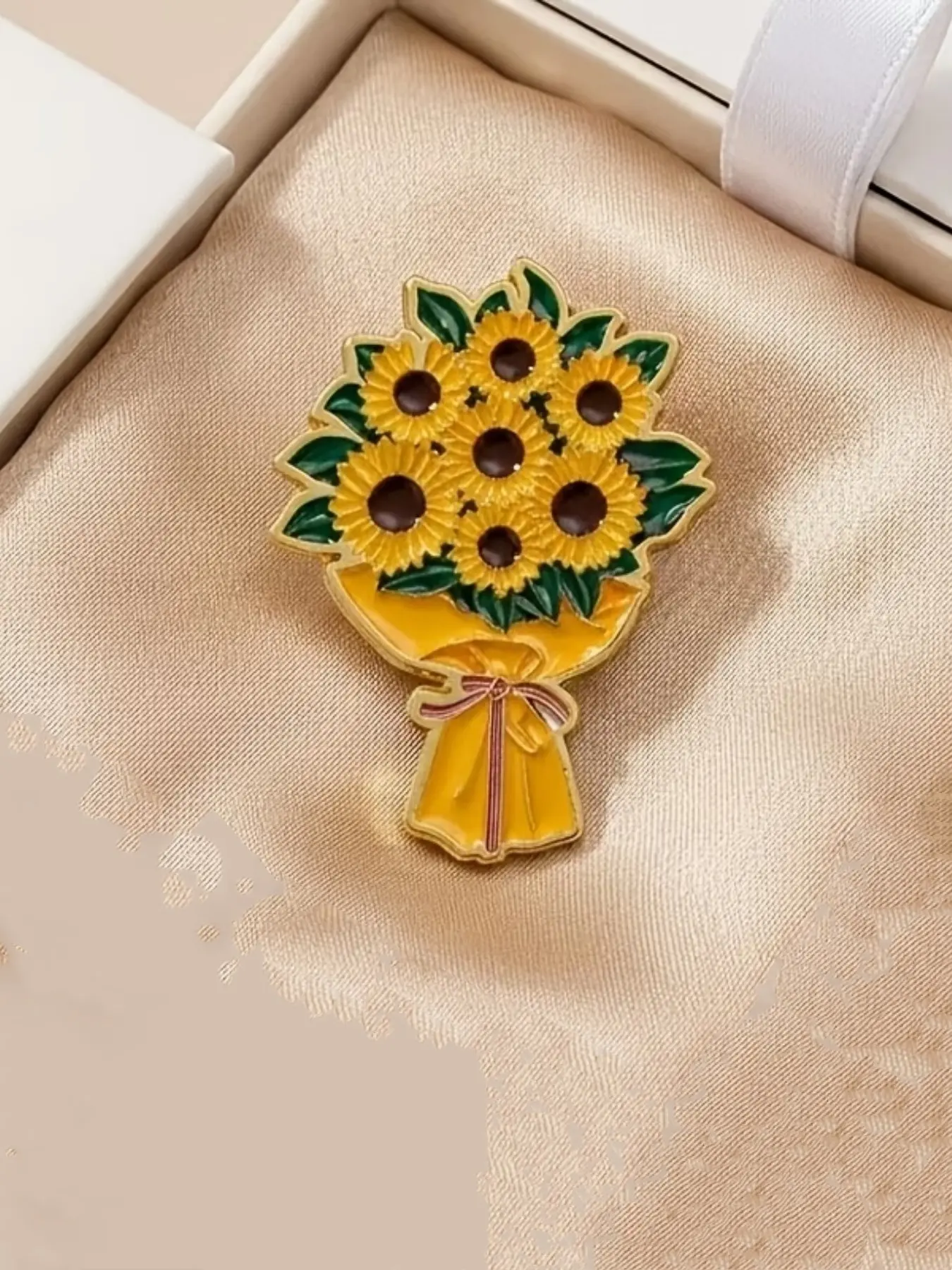 Sunflower Bouquet Enamel Pin, Vibrant Floral Brooch, Flower Arrangement Badge, Versatile Accessory for Bags, Coats, Hats, Gift for Flower Lovers, Elegant Brooch