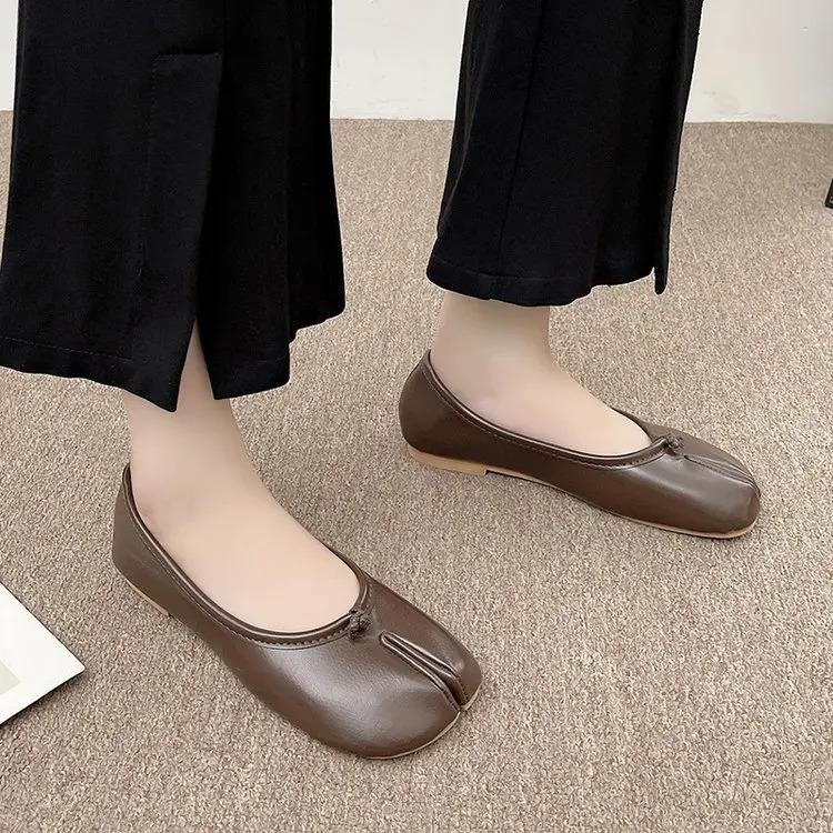 Retro Split Toe Horseshoe Flats 2026 New Arrival Women Casual Ballet Shoes Black Silver Red Brown