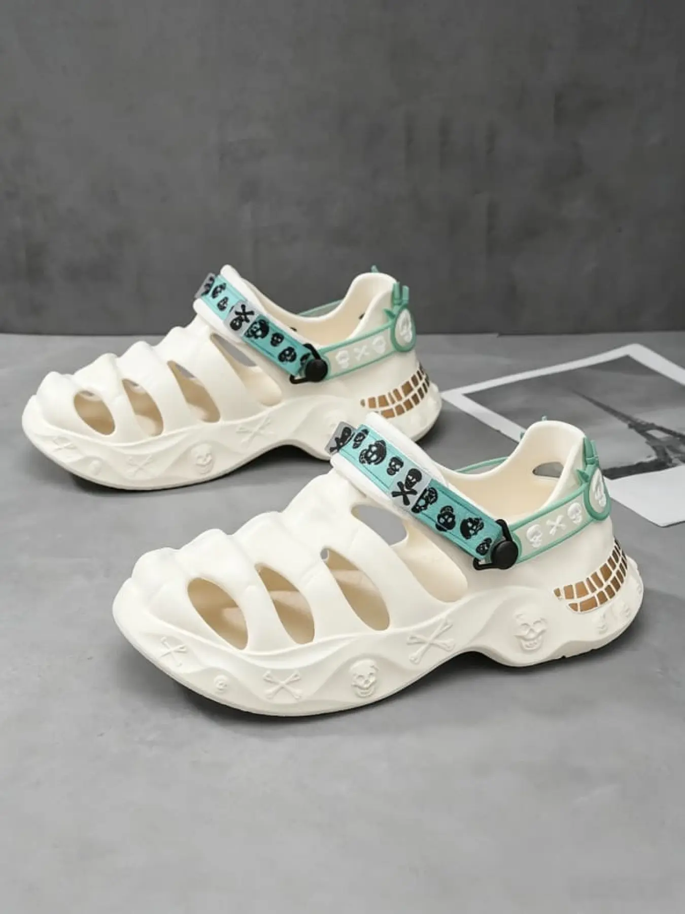 Men Niche Mecha Skull Closed Toe Clogs Full Hollow Drainage Quick Dry Anti-bump Toe Cap 3D Skull Emboss Durable Grippy Thick Sole Four Color Options For Seaside Play Daily Stroll Campus Outings