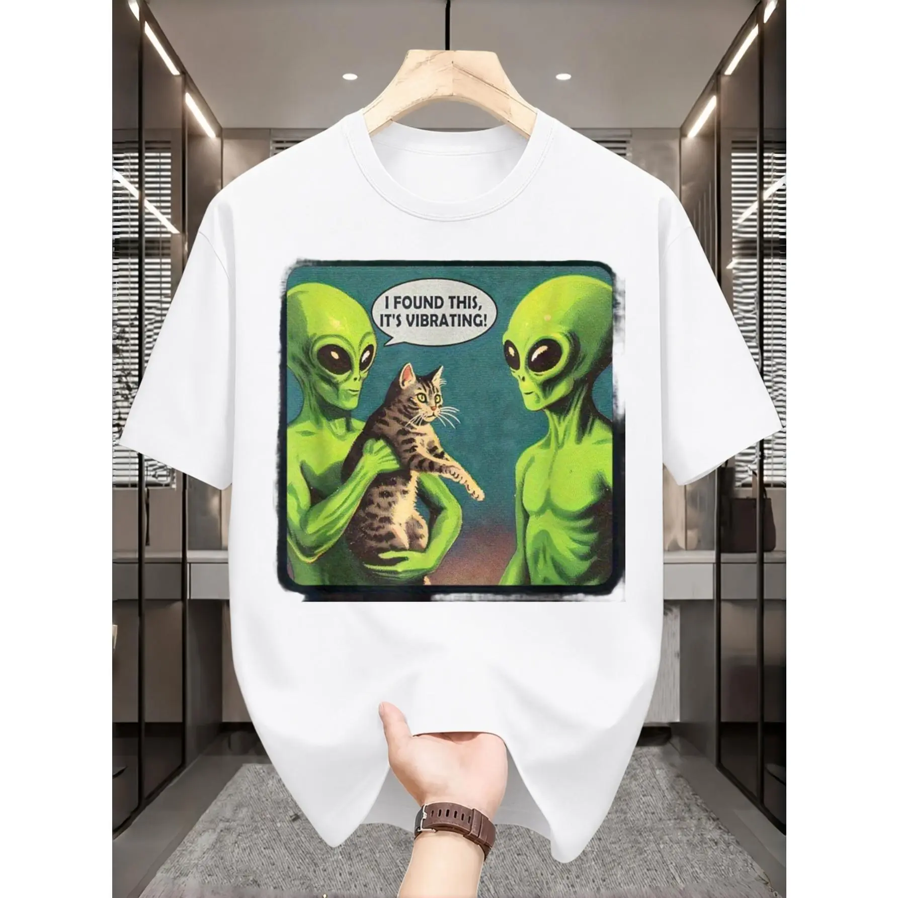 Casual Funny Graphic Men's T-Shirt, Alien Holding Cat With Vibrating Joke Print, Summer Daily Wear Casual Outing, Gift For Cat Lovers And Sci-Fi Fans