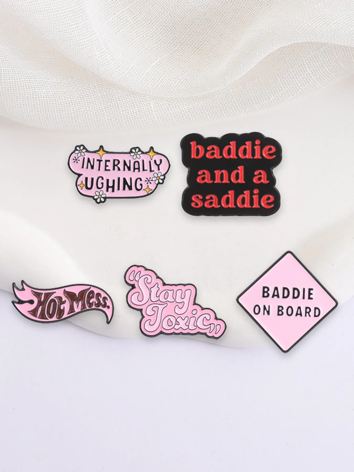 5PCS Y2K Stay Toxic Hot Mess Cartoon Brooch Set, Black Pink Grunge Style with Flames Daisy Cloud Shapes And Retro Lettering, for Edgy Sad Girls Streetwear Fashion Backpack Jacket Decoration Gift, Alloy Brooch Pin, Decor Pins