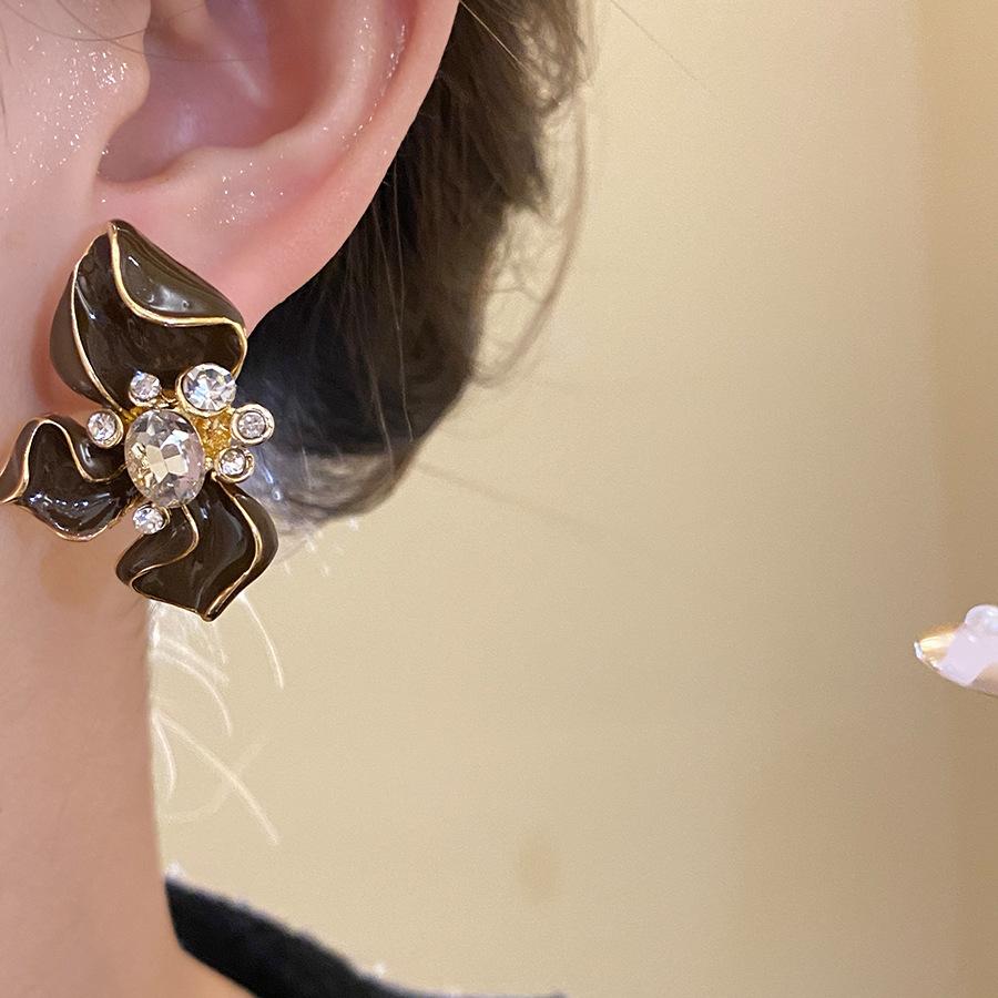 Silver needle studded with diamonds, oil-dripping flower ear clip, ear stud, mid-century vintage, retro earrings, light luxury and high-end women's jewelry