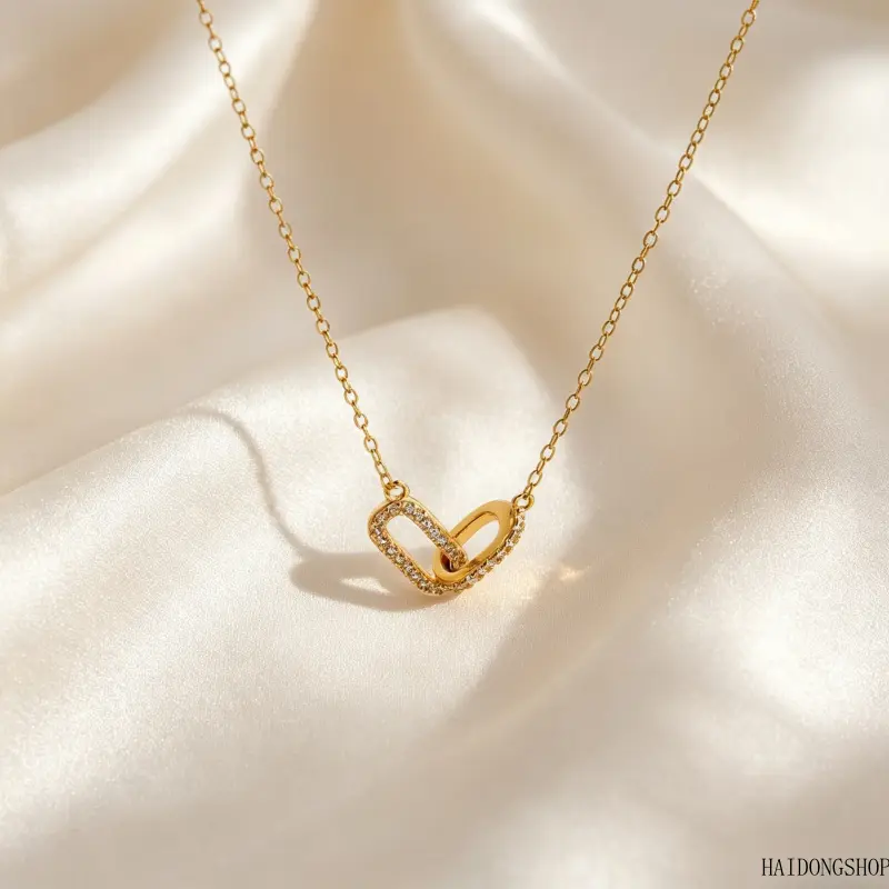 Minimalist Elegant Aesthetic Interlocking Double Oval Pendant Necklace For Women, Sparkling Rhinestone Linked Loop Jewelry, Trendy Dainty Accessory For Daily Commute Date Evening Business Casual Outfit Styling season witchy fashion men's eye geometric
