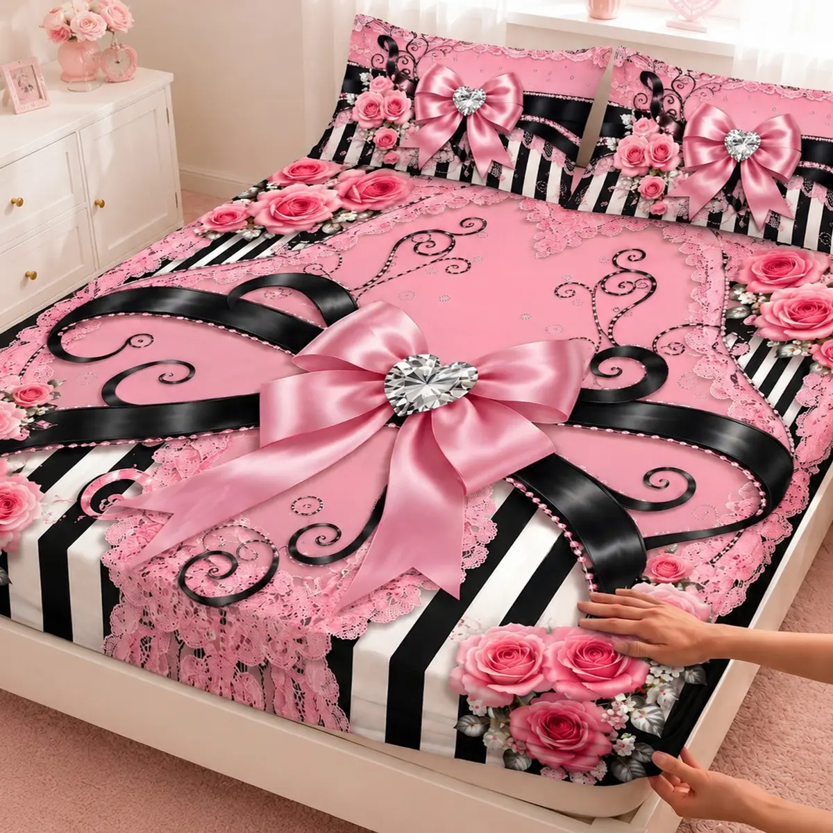 3pcs Pink rose bow fitted sheet 3-piece set, black and pink striped heart and diamond bow print (one fitted sheet + two pillowcases, pillow inserts not included). Comfortable and breathable, available in multiple sizes. Suitable for master bedroom