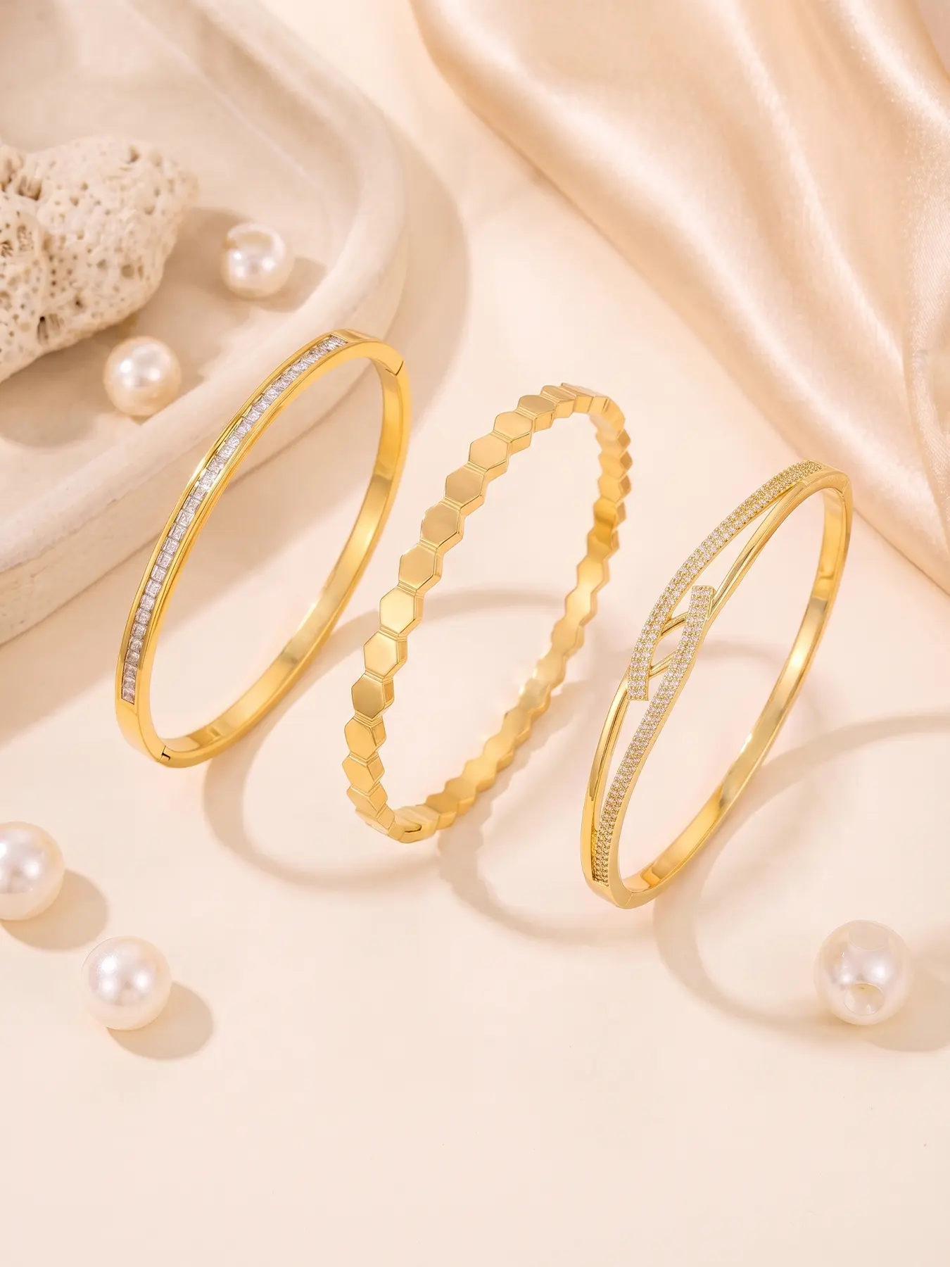The classic bracelet features an eternal circular ring design with exquisite craftsmanship and a smooth surface.It complements the graceful lines of the wrist when worn,regardless of age or hand shape.It is a must-have classic accessory item for wardrobes