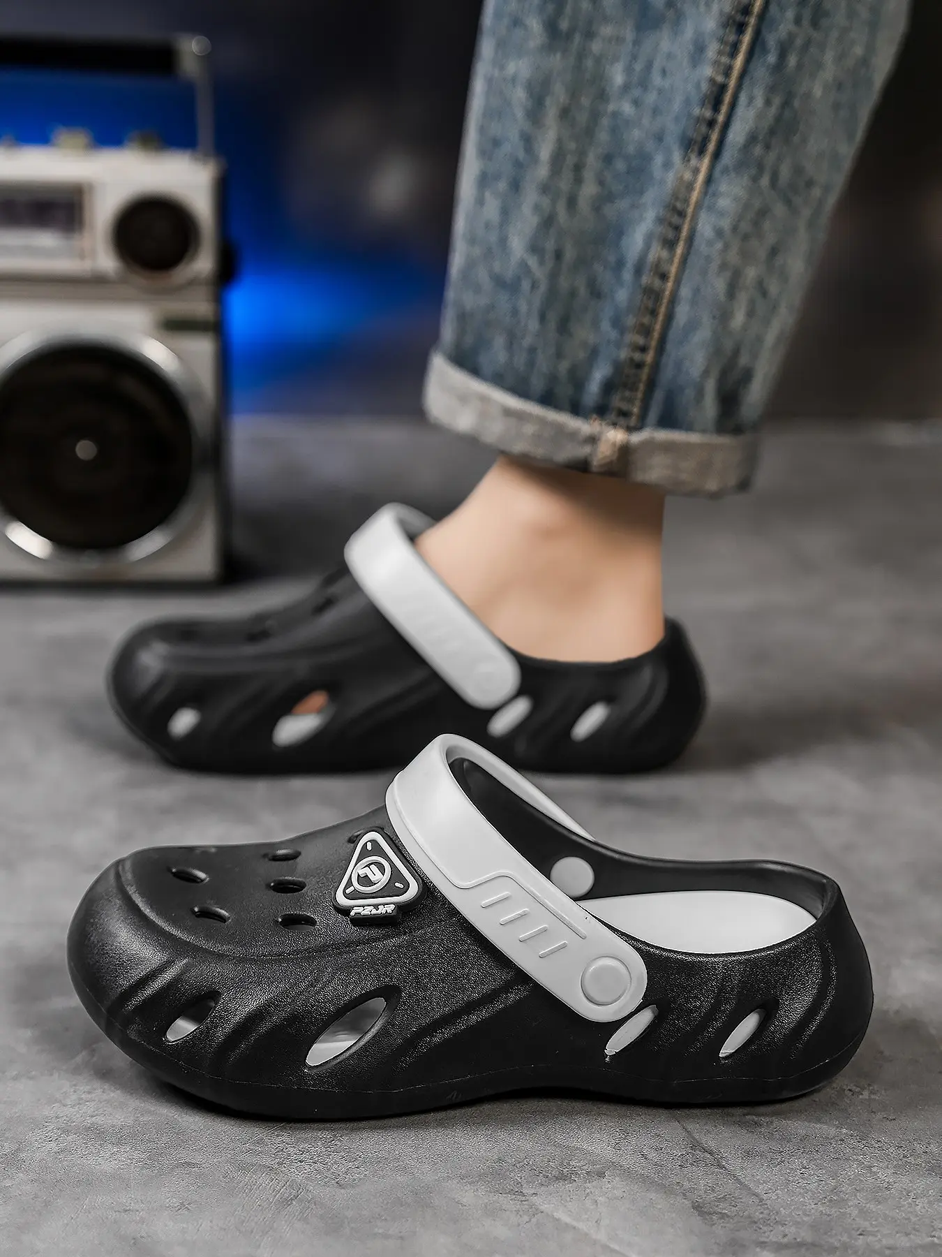 Unisex Two-Tone Holey Shoes, Adjustable Back Strap, Eva Material, Breathable, Versatile, Perfect for Home, Street, Camping, Beach, Casual Lightweight Slippers