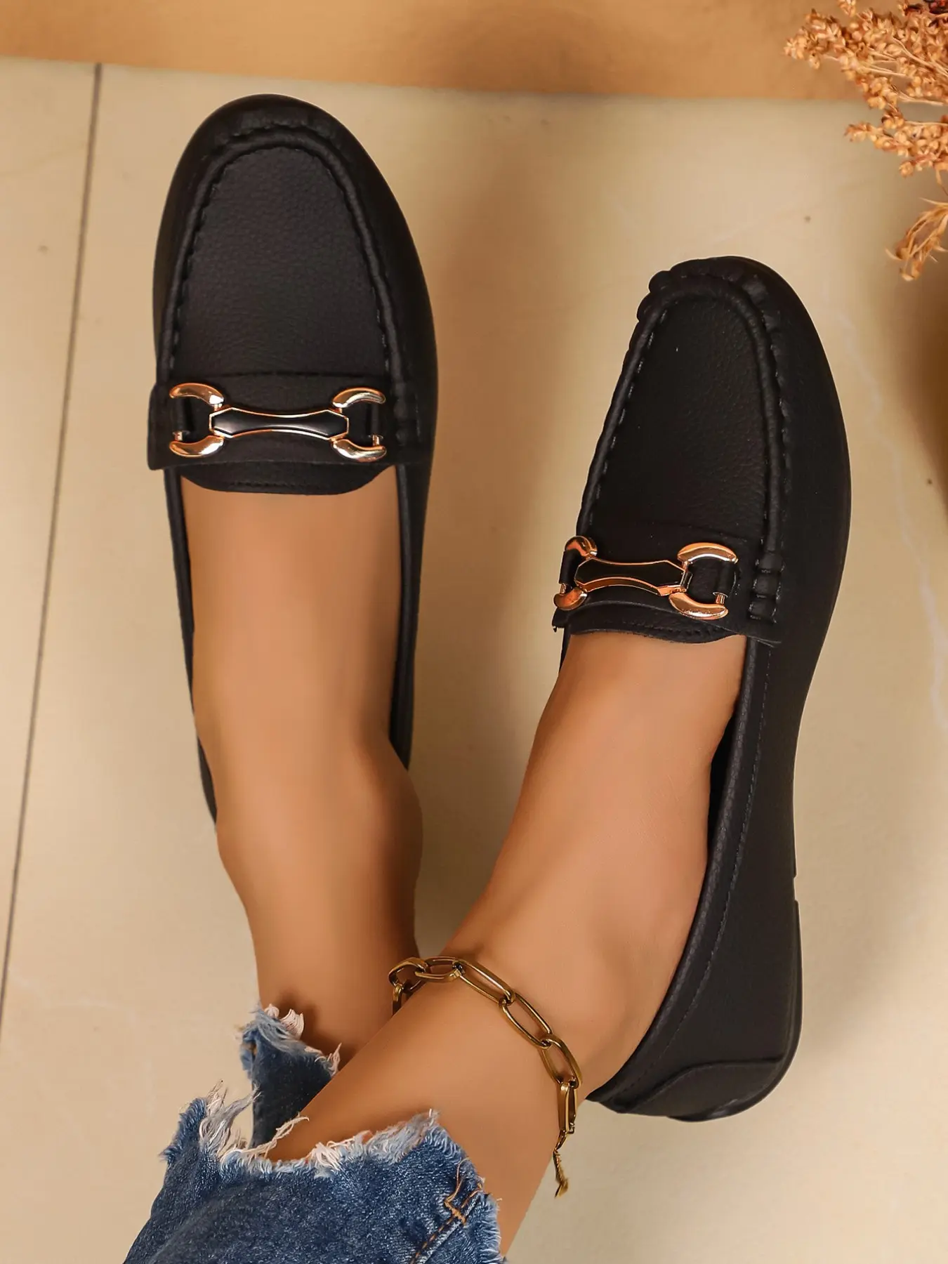 Women's retro leopard print patchwork loafers with metal buckle decoration, shallow slip-on moccasins, soft sole, comfortable and stylish, suitable for commuting, thick-soled casual shoes