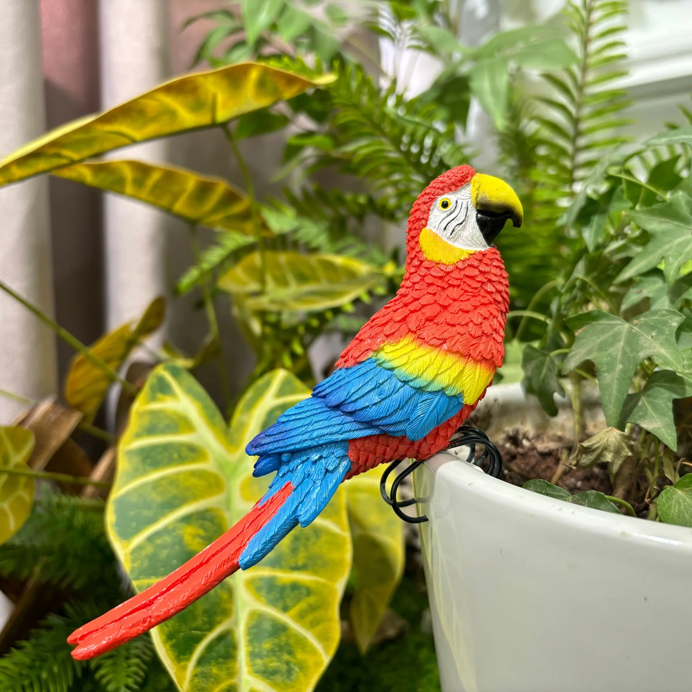 Realistic Parrot Resin Statue, Metal Hook Design, Garden Decor for Balcony & Courtyard, Easter Festival Ornament, 1 Piece Set