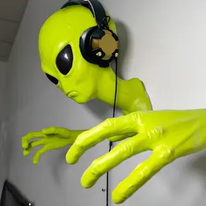 1pc Green Alien Pendant Latex Material 3D Alien Sculpture Head And Hand Small Statue Model Ornament Wall Hanging Area 51 Sci-Fi Decoration Collection Hanging Ornament