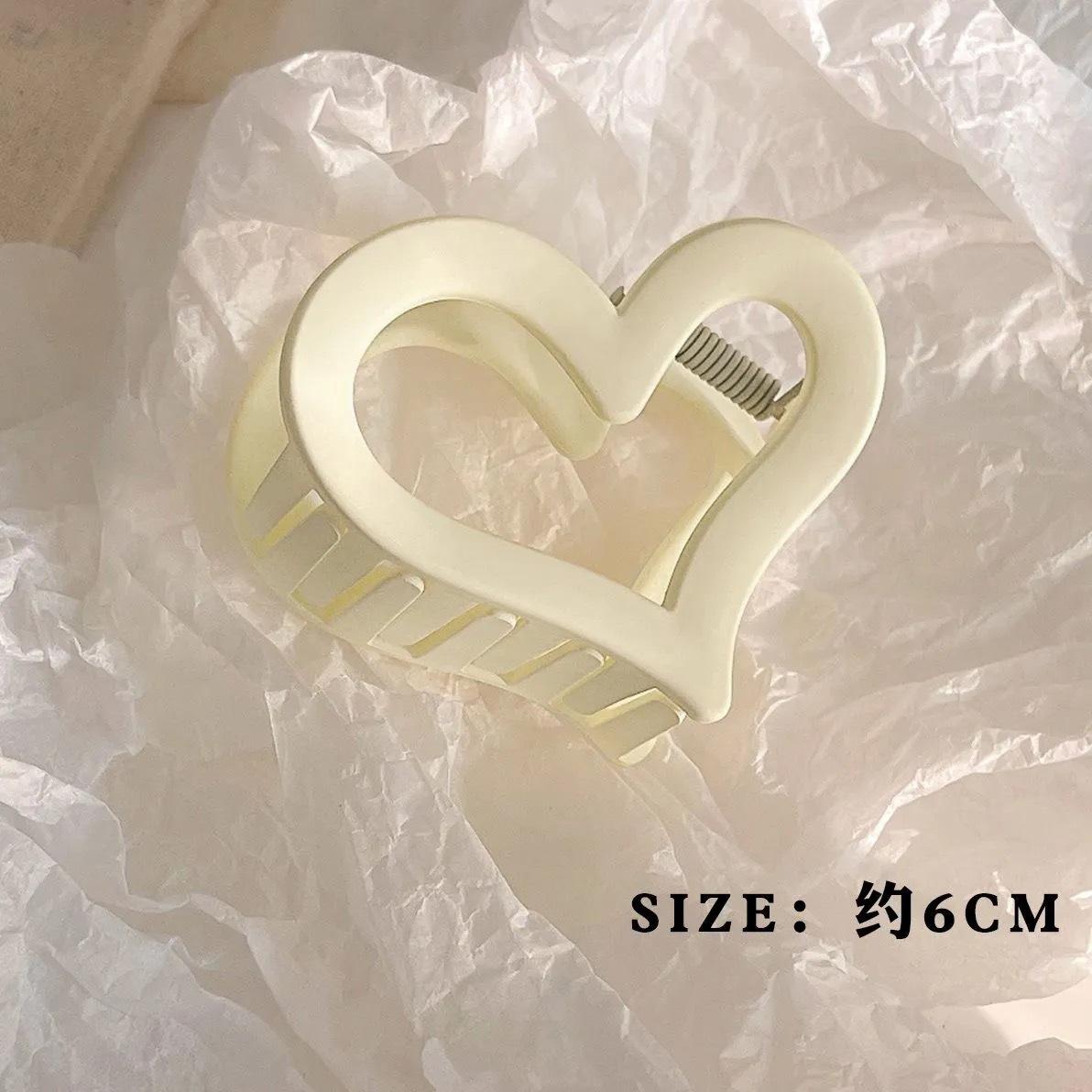 Simple and versatile matte heart-shaped claw clip for women, elegant shark clip for updos, new 2026 model