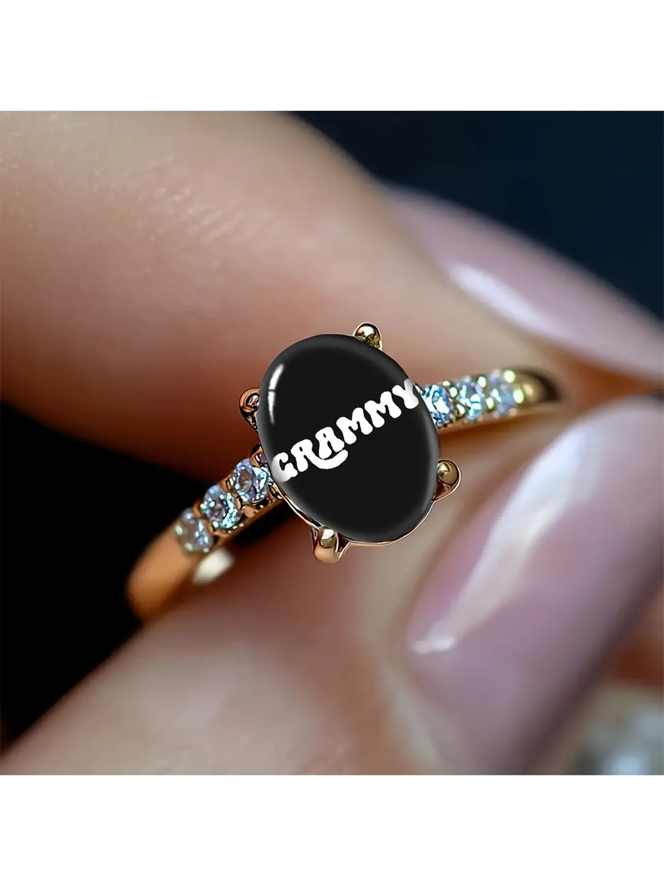 GRAMMY Grandmother-themed oval rose gold ring, with a black background and retro white font. "Grammy" is a term of endearment for grandmothers. The simple black and white color scheme is gentle and elegant, making it suitable for giving to elders. It conv