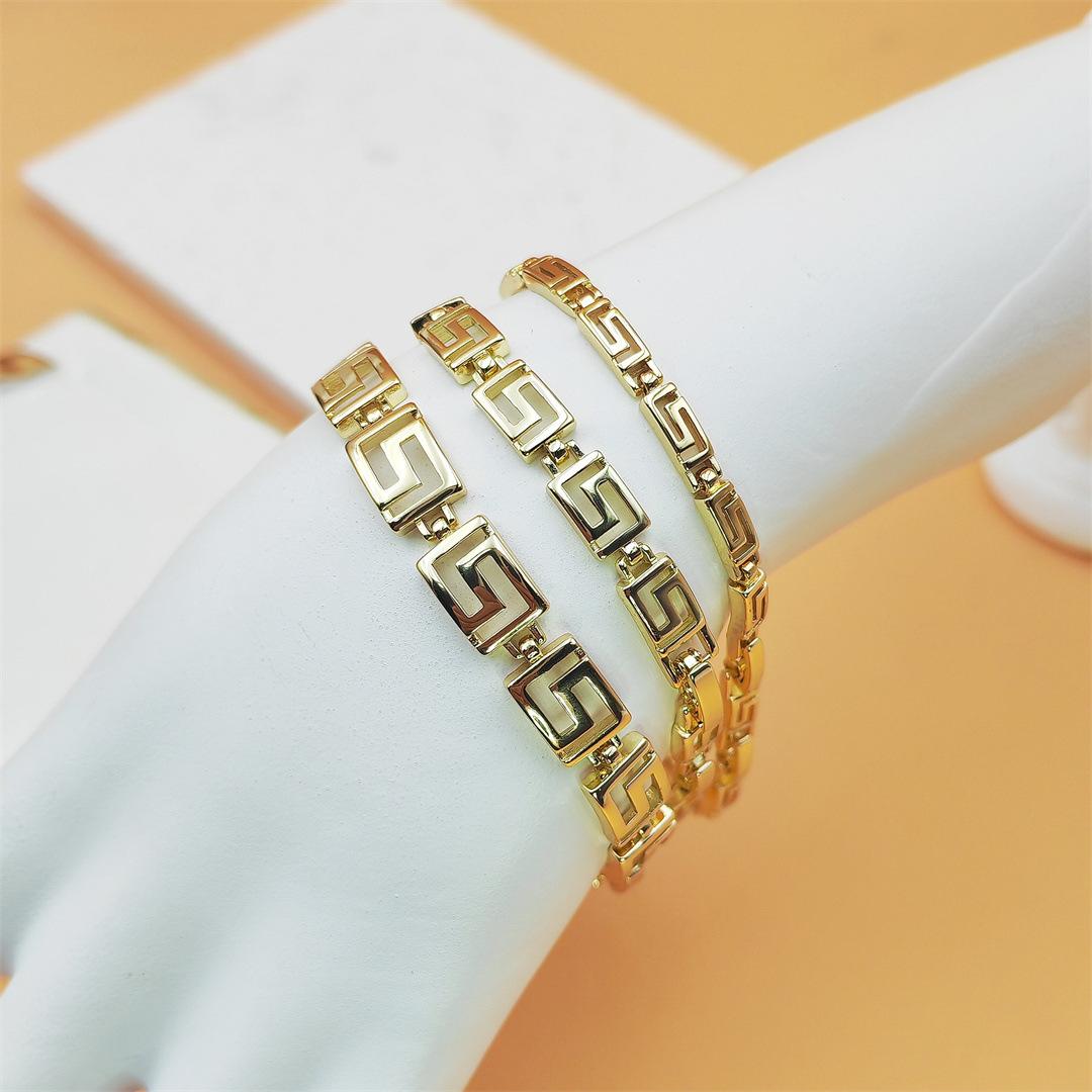 Vintage Letter Chain Bracelet for Women Trendy Lock Charm Bracelet Retro Y2K Aesthetic Stackable Jewelry Cute Everyday Stacking Bracelets for Streetwear Party Gifts Daily Outfits