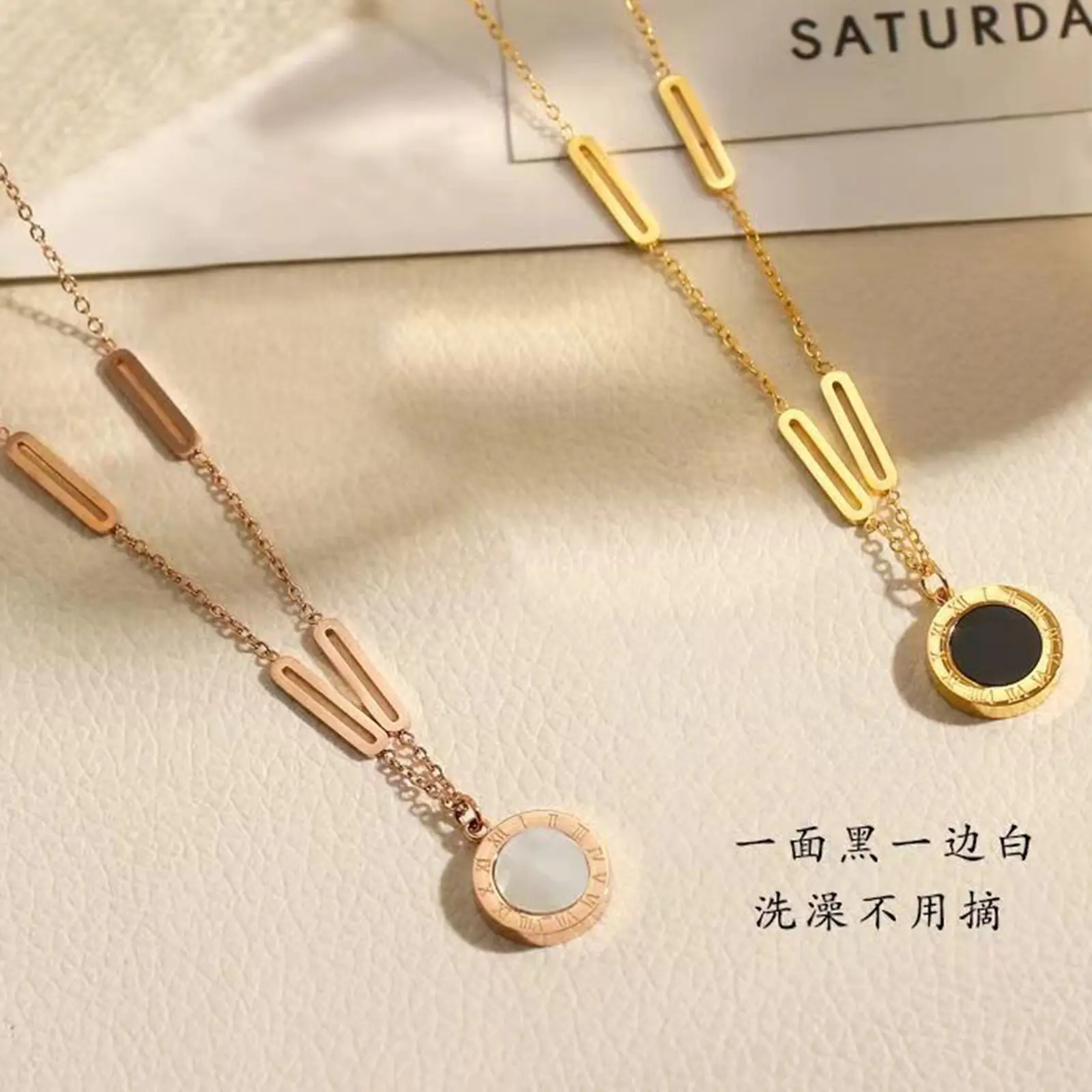 Roman numeral pendant necklace for women, trendy and light luxury titanium steel necklace, black and white double-sided collarbone chain, elegant and simple, versatile fashion accessory