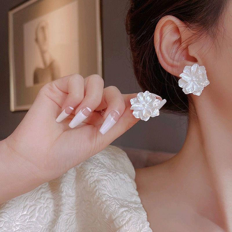 New Style Best-Selling French High-End Pearl Flower Earrings, Small-Scale Design Stud Earrings, Elegant Women's Jewelry