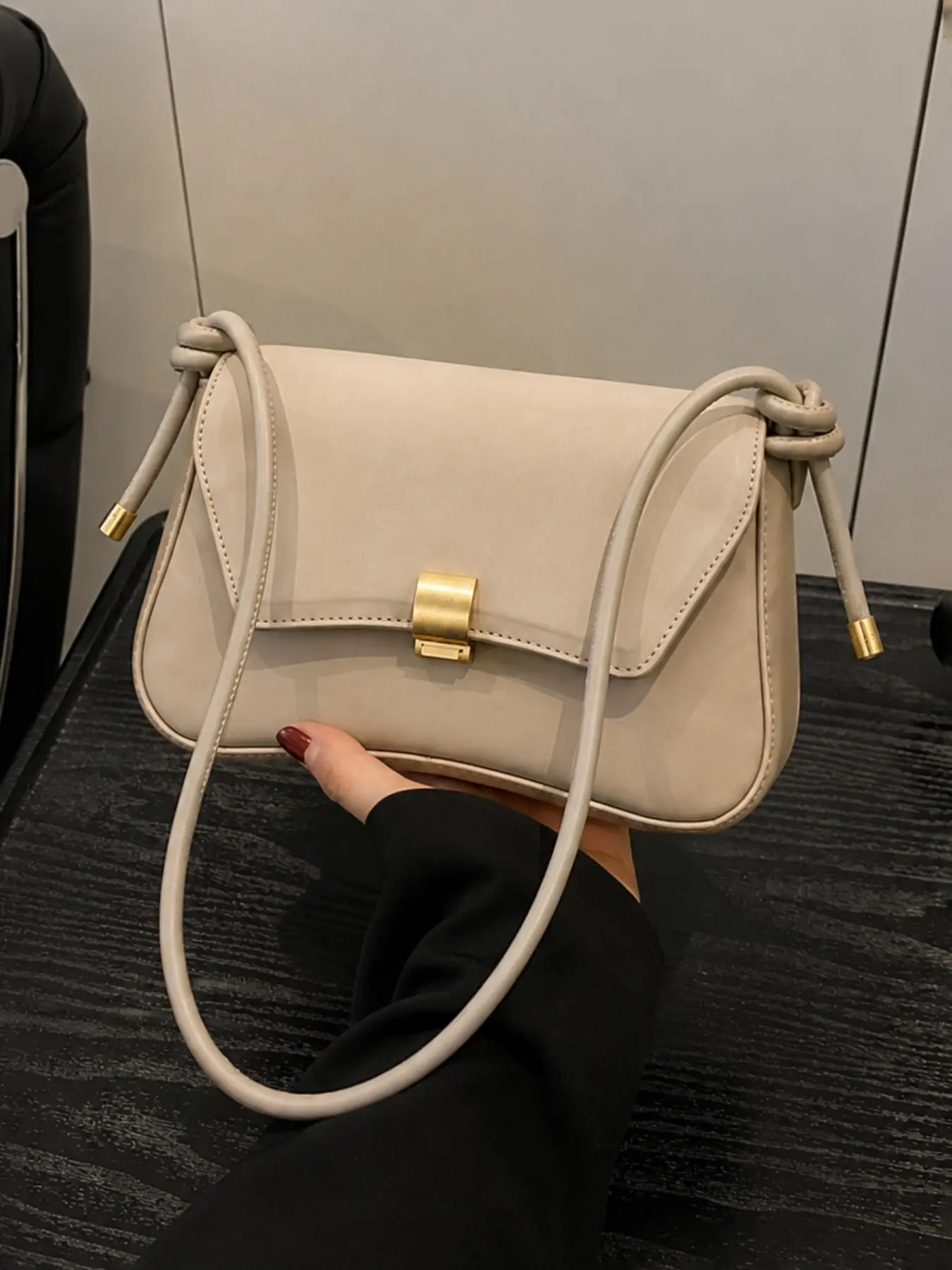 Women's vintage baguette bag, stylish underarm bag, mini shoulder bag with adjustable shoulder strap, elegant leather clutch, fashionable and chic small bag, suitable for everyday wear and party shopping.