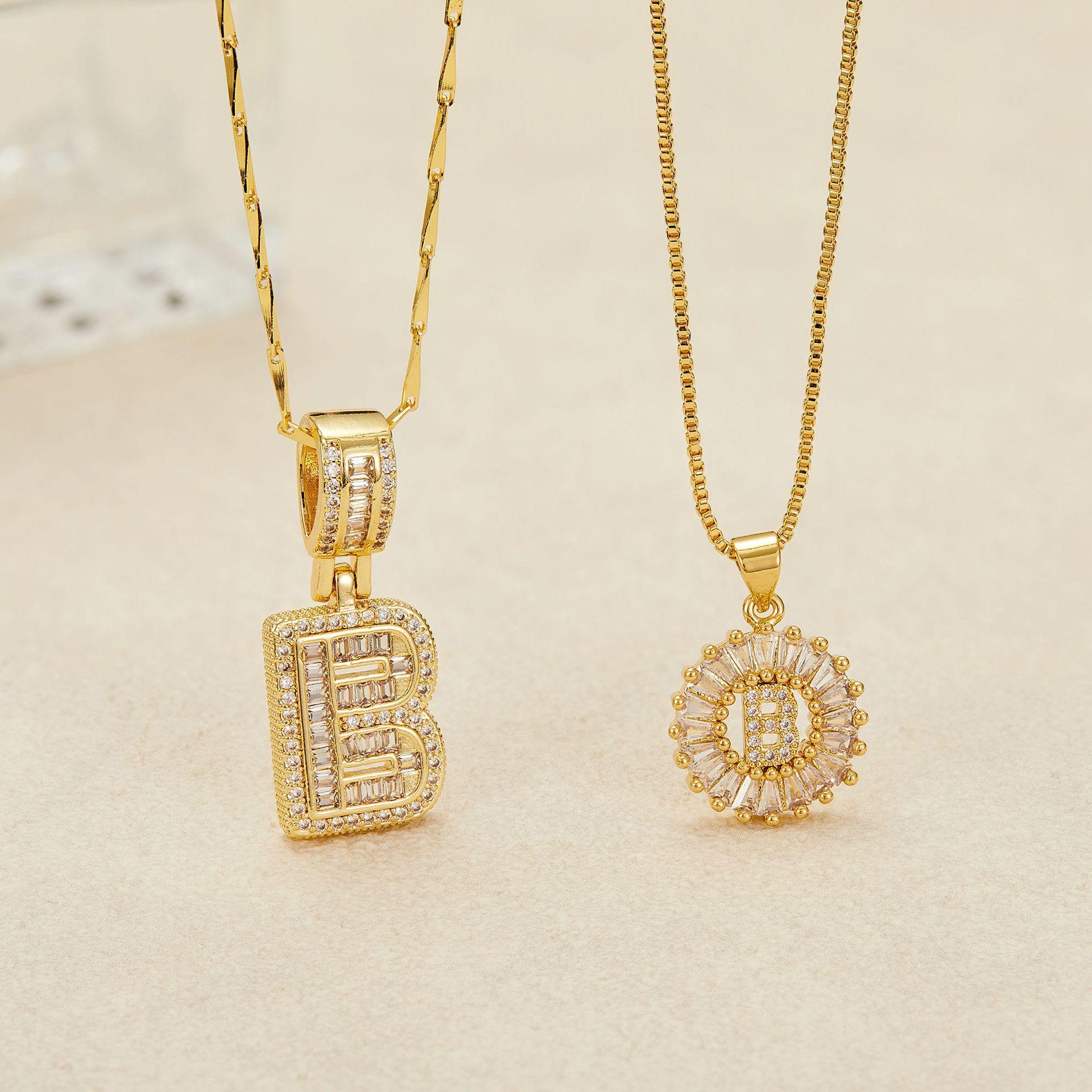 Crystal letter pendant necklace, inlaid with zirconia and plated with real gold, round 26 English letter collarbone chain ZM2Z.The classic letter necklace is timeless and suitable as a birthday gift for friends or couples