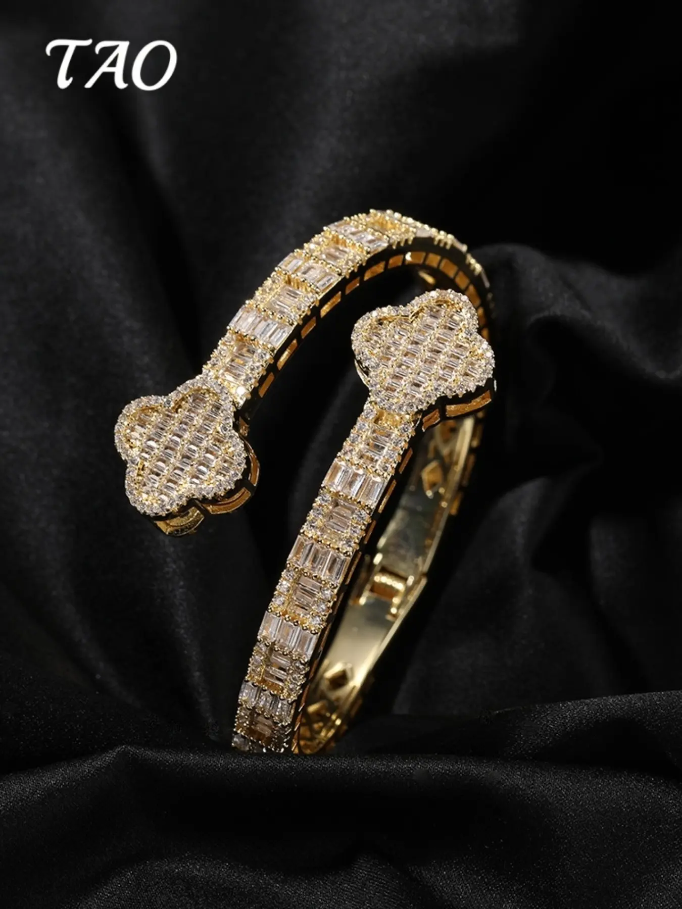 TAO-Creative Clover Bracelet with Luxurious Zircon, Hip Hop Style, Unisex, Perfect Gift for Birthday and Anniversary