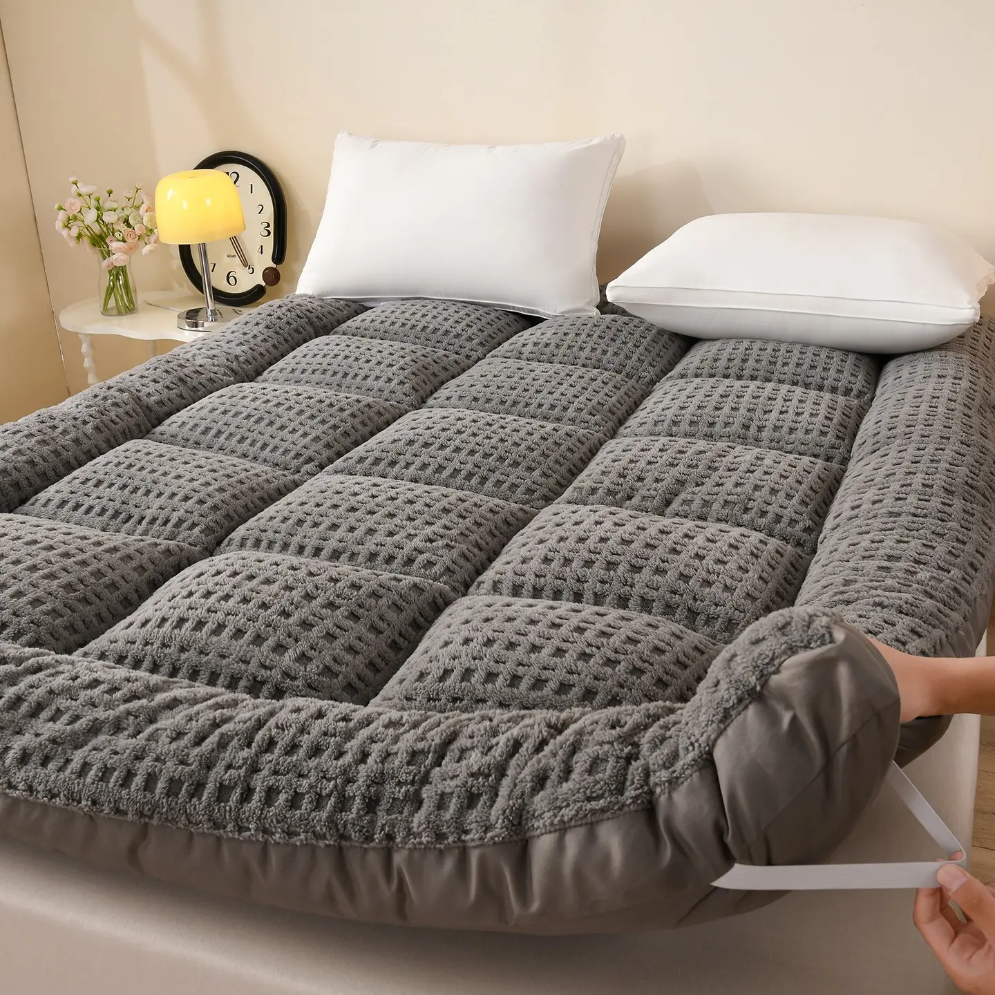 1pc Pure Color Plaid Jacquard Flannel Thick Mattress, Milk Velvet Fabric, Foldable, Soft Comfort, Suitable for Bedroom