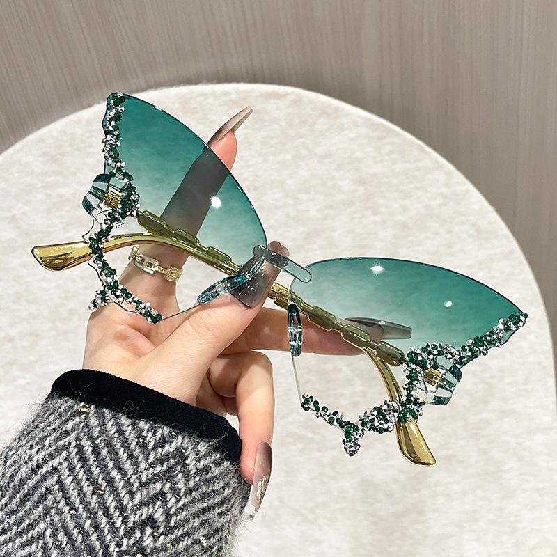 Stylish Butterfly-Shaped Glasses with Gradient PC Lenses and Small Diamonds for Men and Women Perfect for Summer Parties and Festive Gatherings
